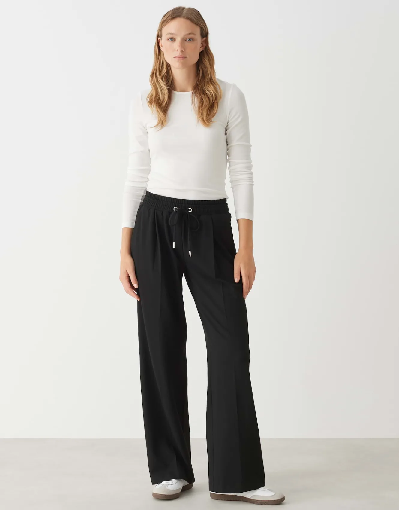bundfaltenhose_mutasi_schwarz_online_bestellen_0.webp OPUS Bundfaltenhose Mutasi Schwarz Online Bestellen^Damen Hosen