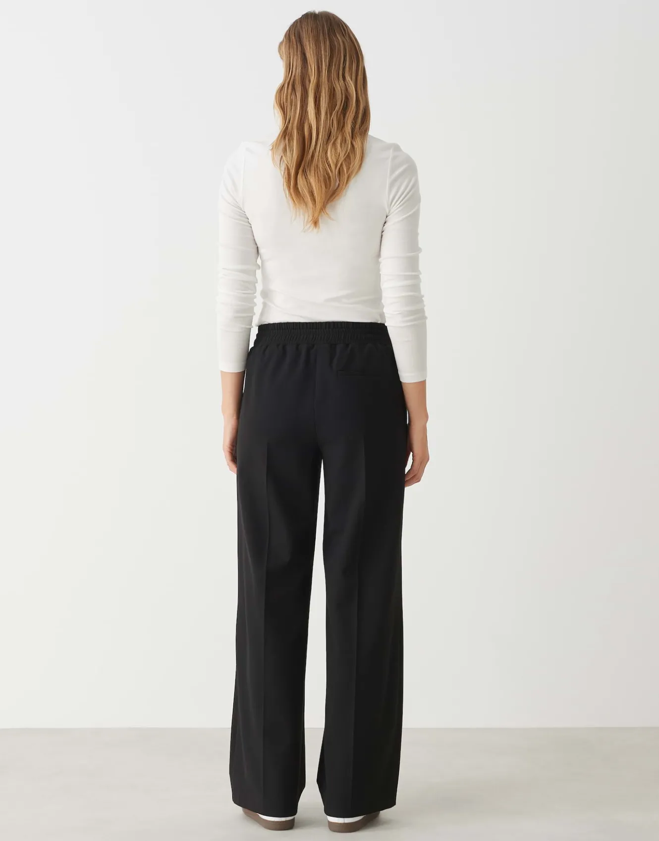 bundfaltenhose_mutasi_schwarz_online_bestellen_2.webp OPUS Bundfaltenhose Mutasi Schwarz Online Bestellen^Damen Hosen