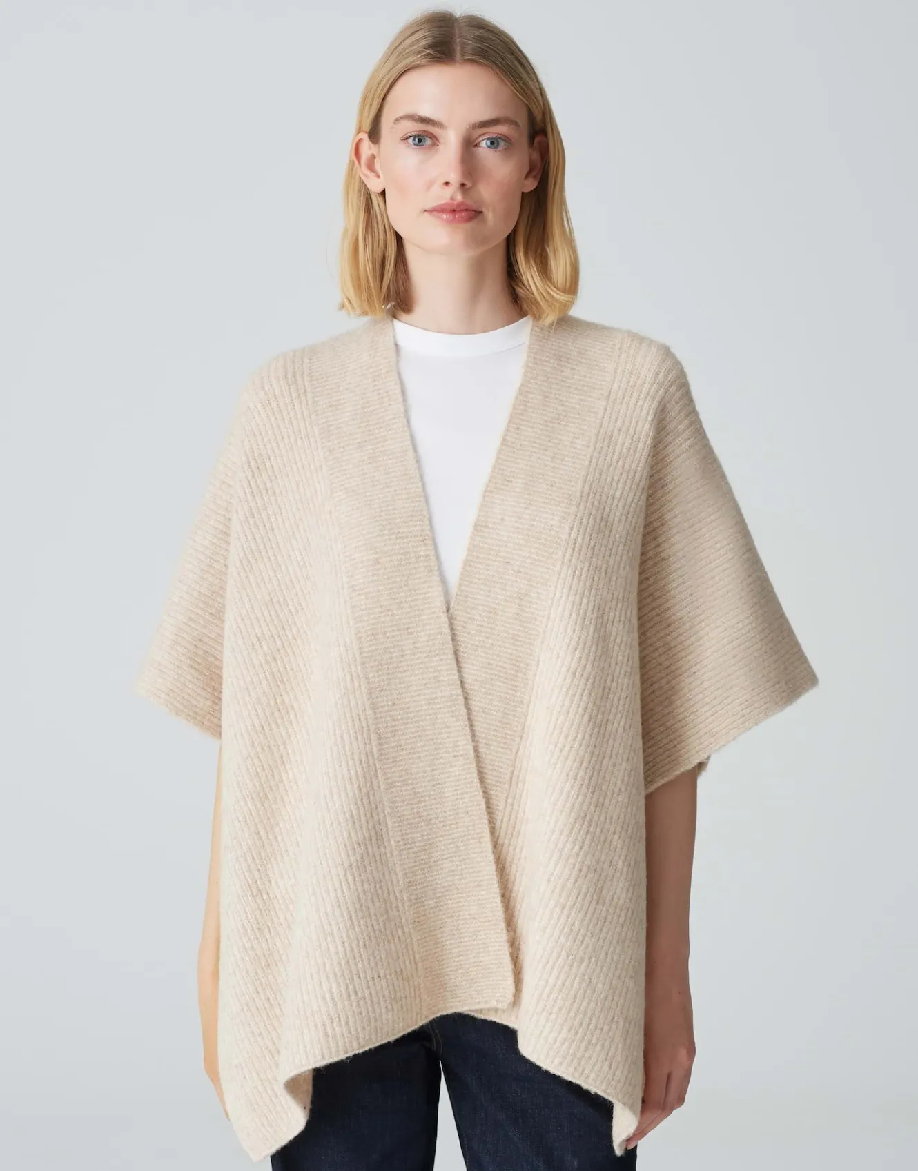 cape_ablanki_cape_beige_online_bestellen_1.webp OPUS Cape Ablanki Cape Beige Online Bestellen^Damen Strick | Accessoires