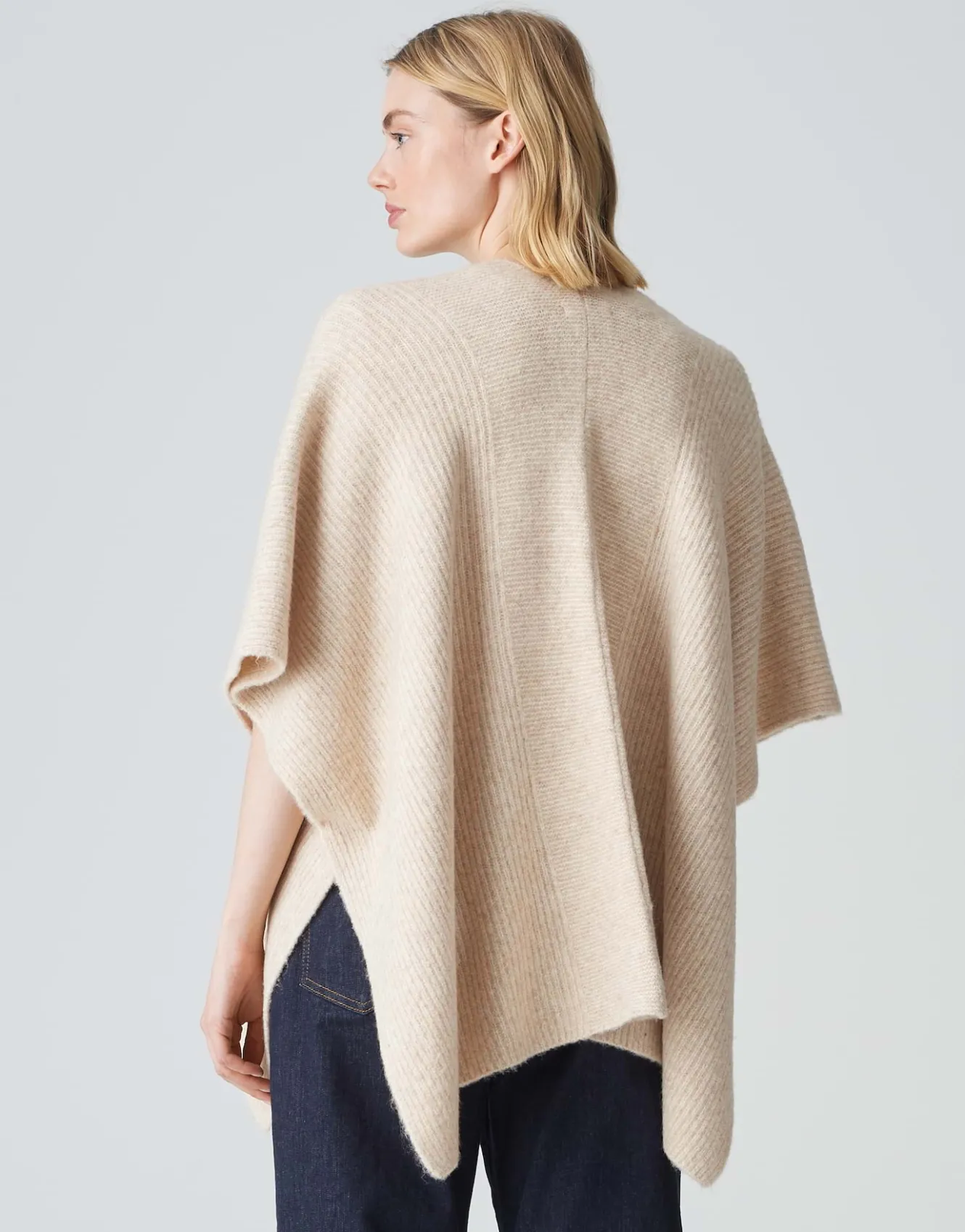 cape_ablanki_cape_beige_online_bestellen_2.webp OPUS Cape Ablanki Cape Beige Online Bestellen^Damen Strick | Accessoires