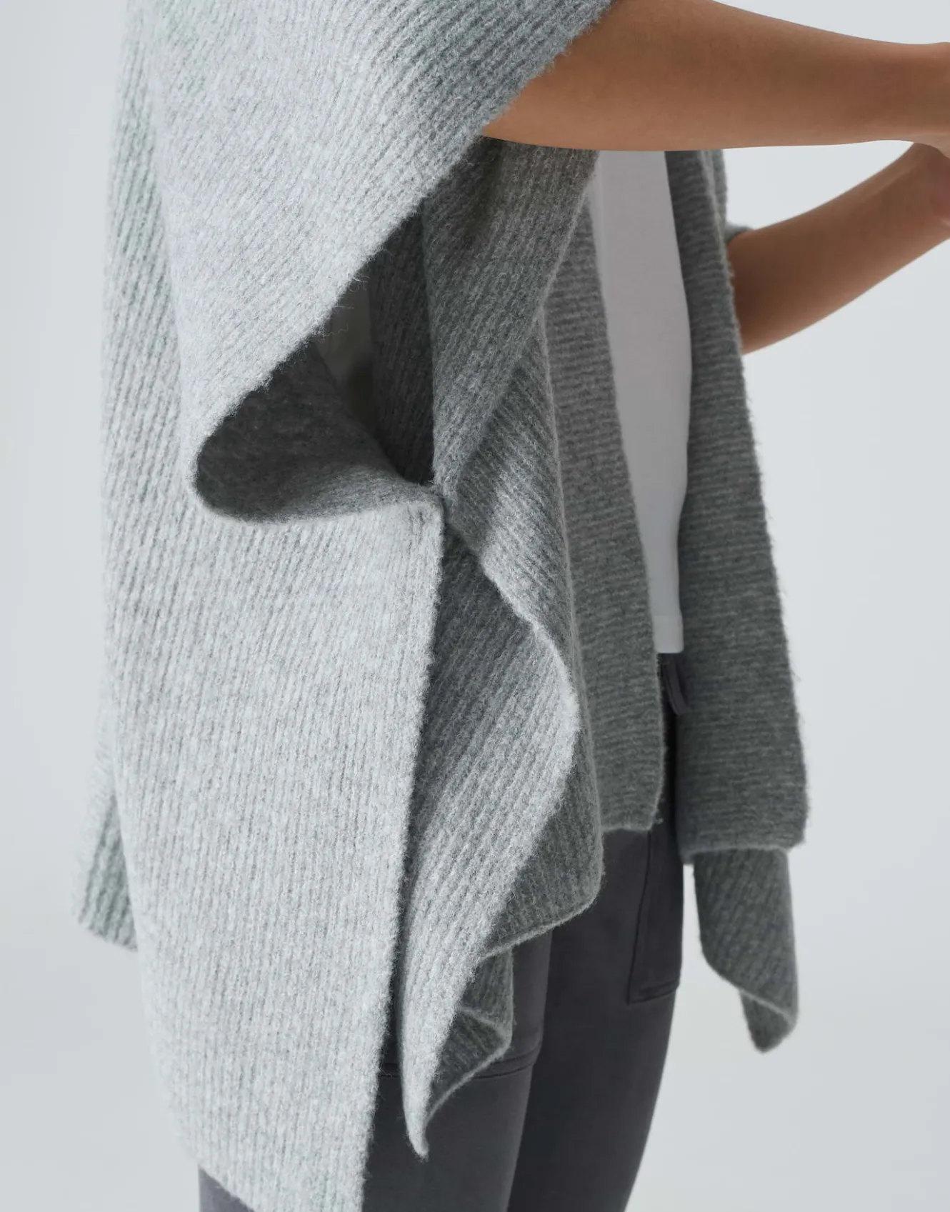 cape_ablanki_cape_grau_online_bestellen_5.webp OPUS Cape Ablanki Cape Grau Online Bestellen^Damen Strick | Accessoires