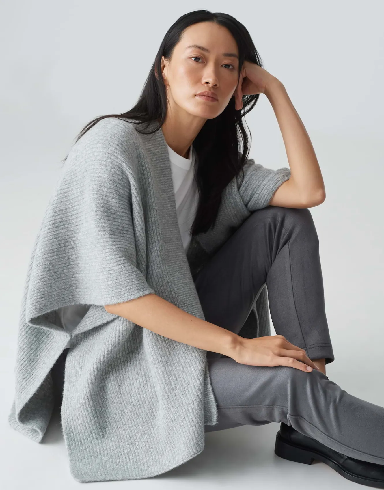 cape_ablanki_cape_grau_online_bestellen_8.webp OPUS Cape Ablanki Cape Grau Online Bestellen^Damen Strick | Accessoires