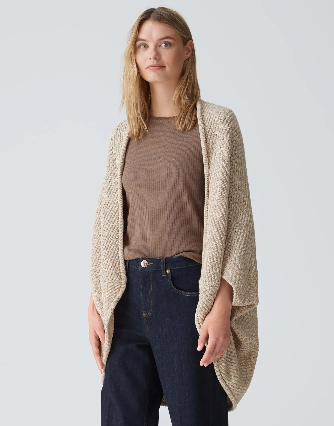 cape_amaryllis_waffle_beige_online_bestellen_1.webp OPUS Cape Amaryllis Waffle Beige Online Bestellen^Damen Strick | Accessoires
