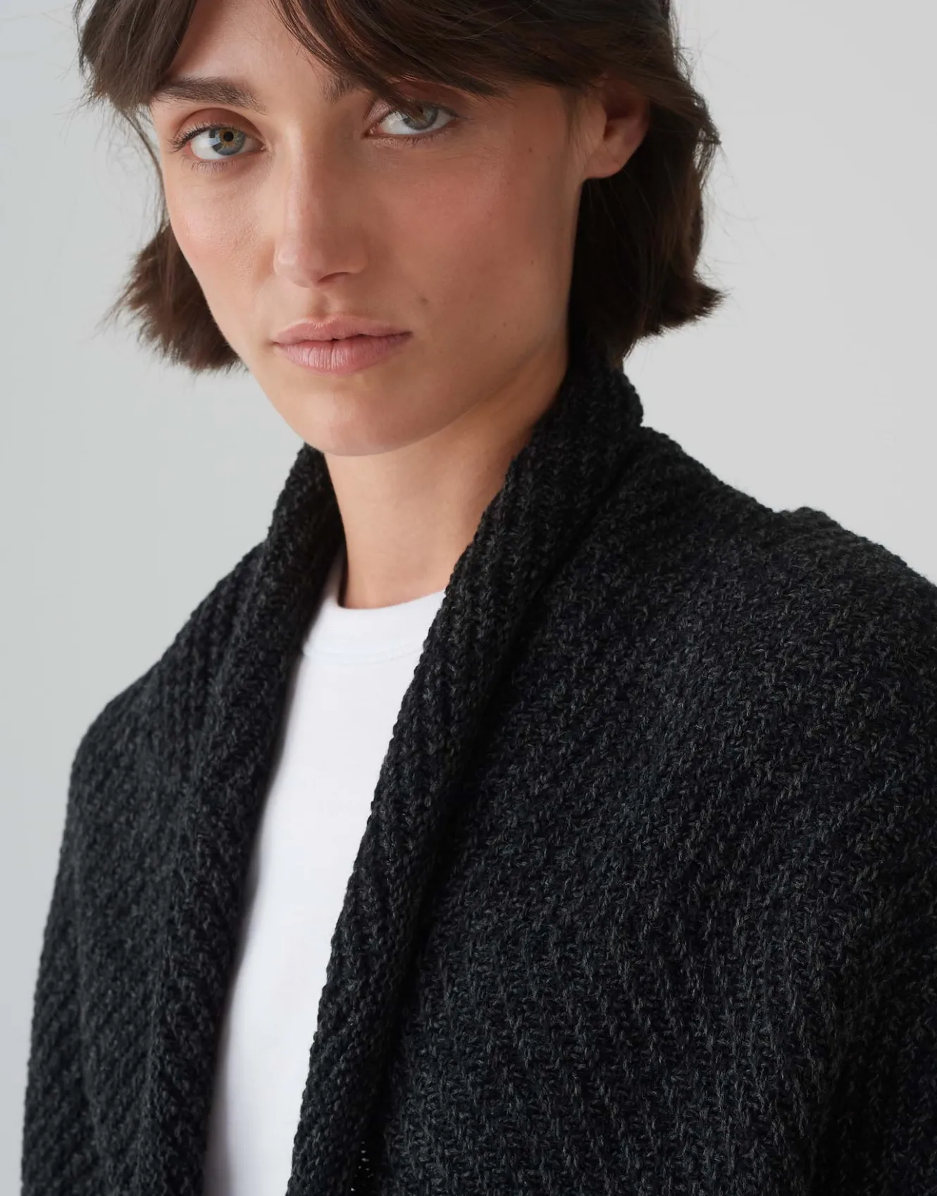 cape_amaryllis_waffle_grau_online_bestellen_4.webp OPUS Cape Amaryllis Waffle Grau Online Bestellen^Damen Strick | Accessoires