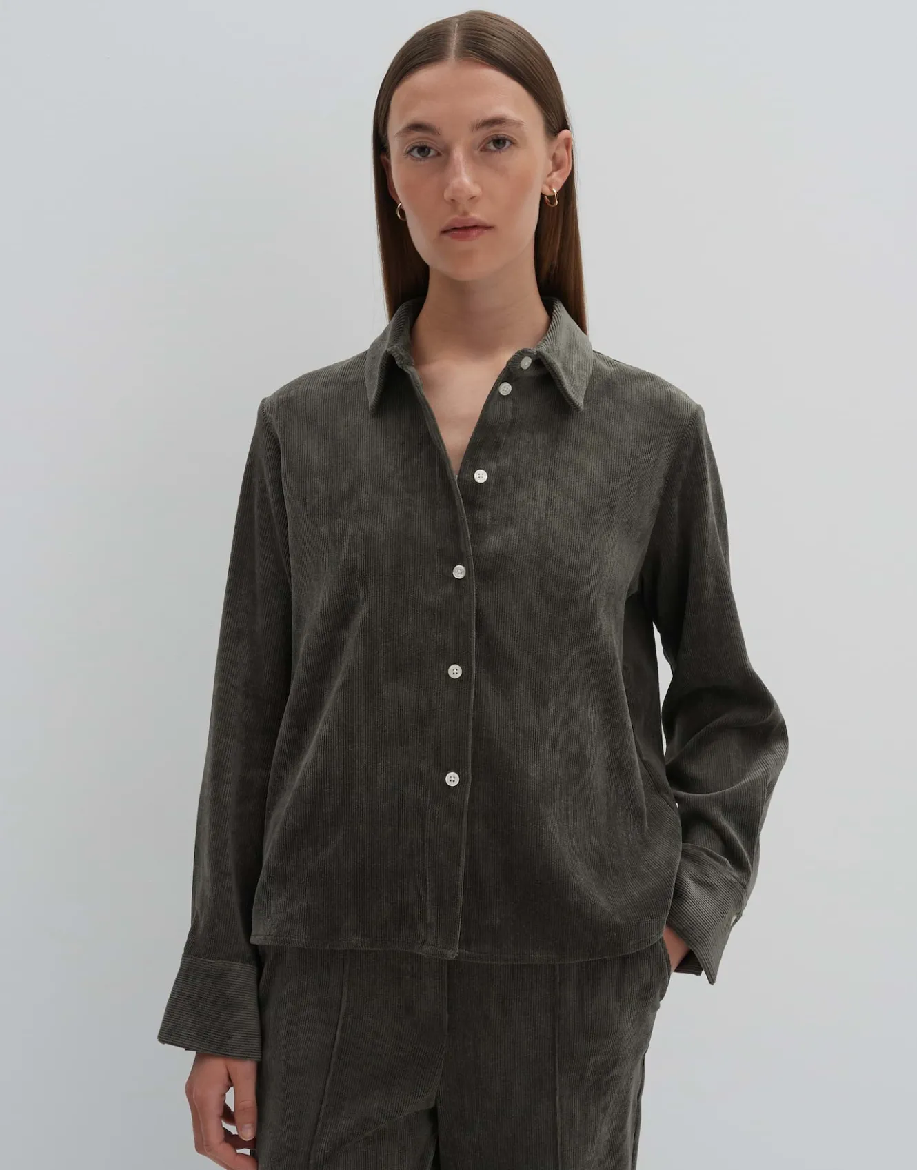 cordbluse_zortney_detail_grn_online_bestellen_1.webp OPUS Cordbluse Zortney Detail Grün Online Bestellen^Damen Blusen