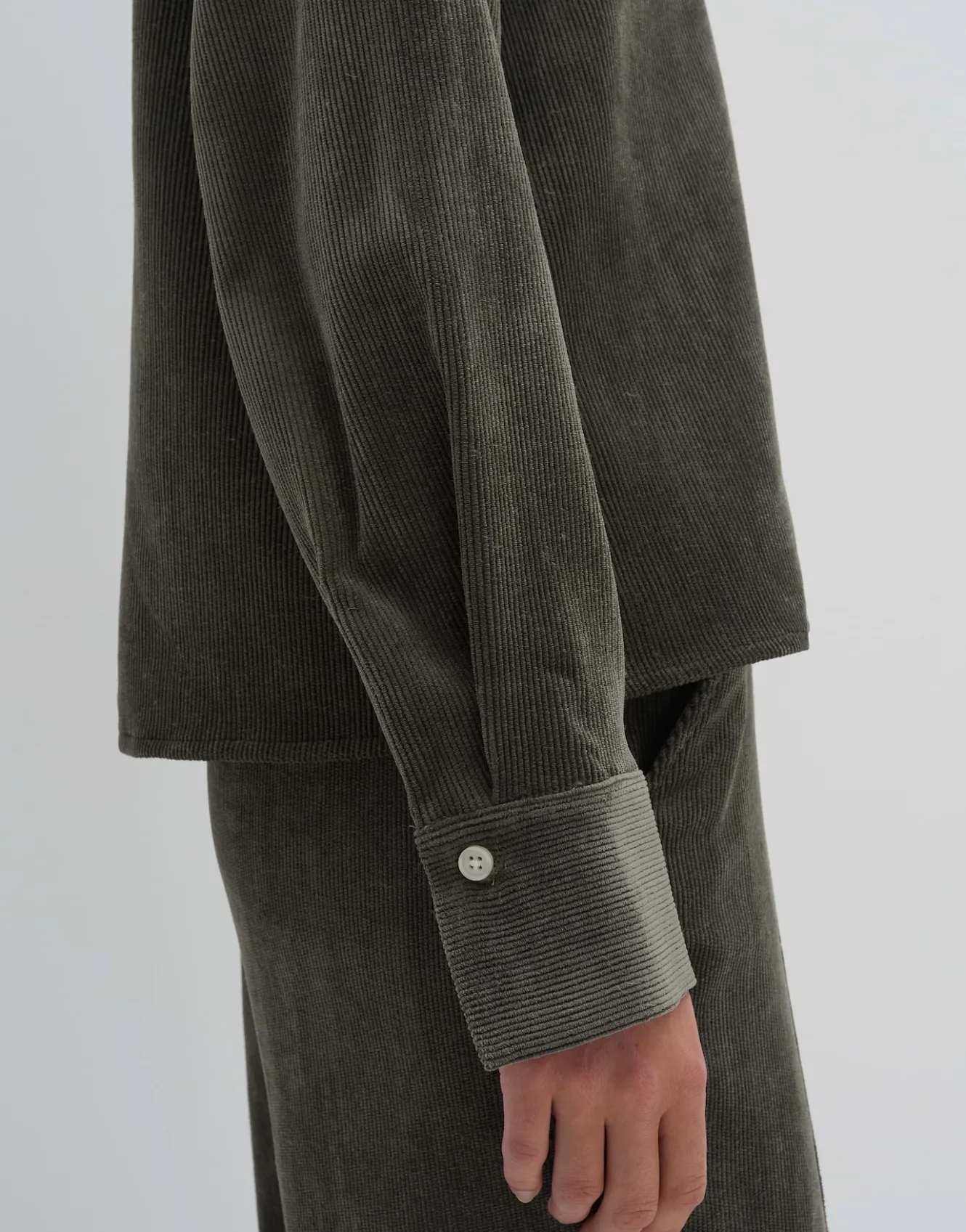 cordbluse_zortney_detail_grn_online_bestellen_4.webp OPUS Cordbluse Zortney Detail Grün Online Bestellen^Damen Blusen
