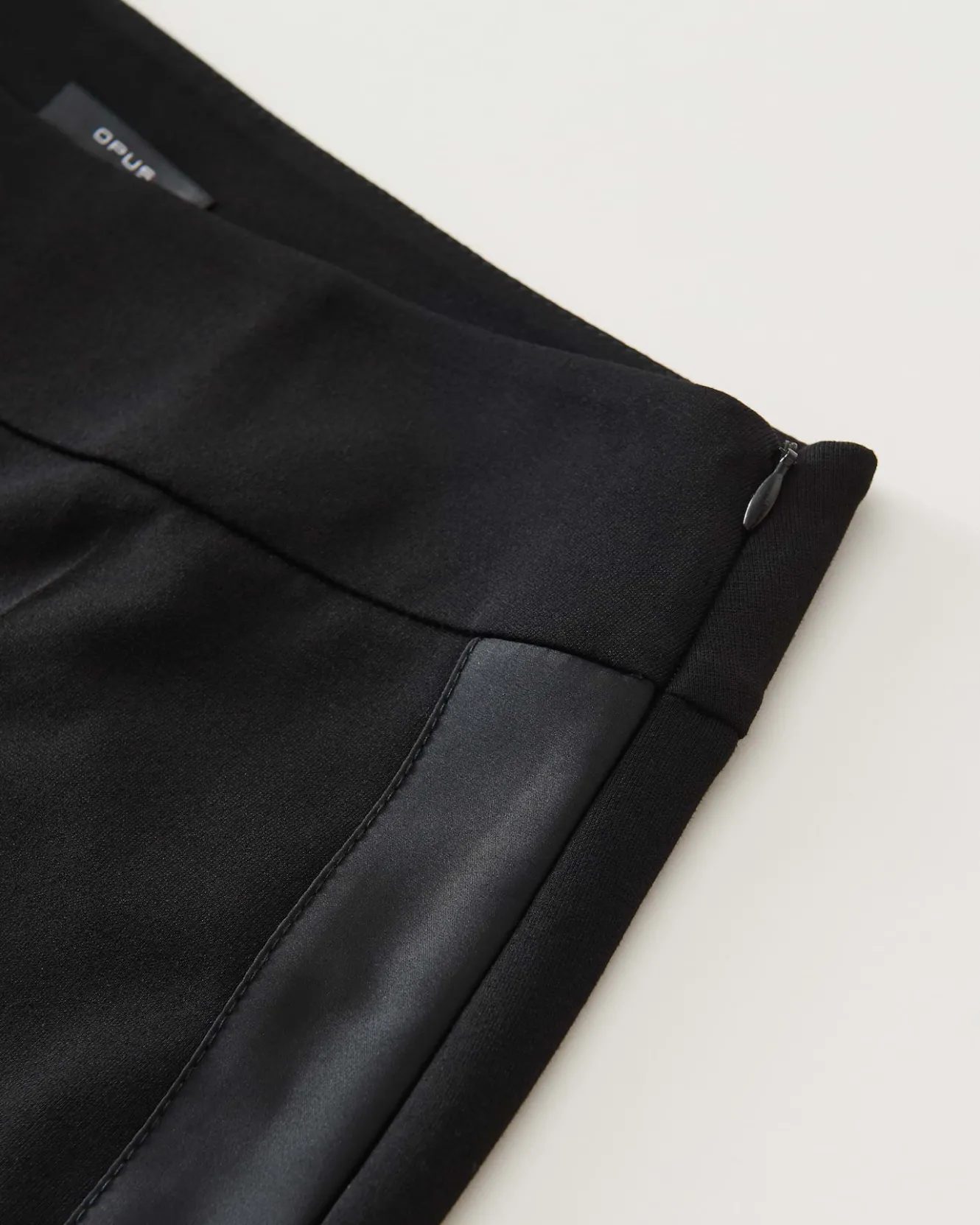 culotte_misha_satin_schwarz_online_bestellen_8.webp OPUS Culotte Misha Satin Schwarz Online Bestellen^Damen Hosen