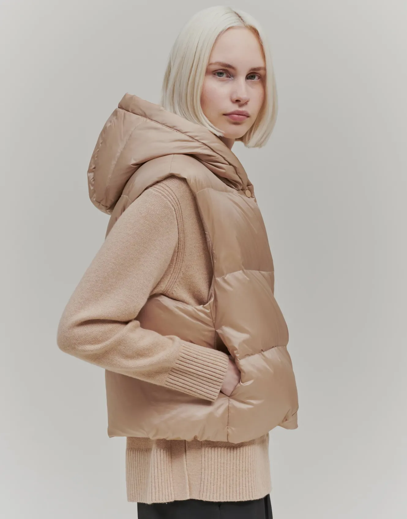 daunenweste_vausti_beige_online_bestellen_3.webp OPUS Daunenweste Vausti Beige Online Bestellen^Damen Jacken / Mäntel | Blazer / Westen
