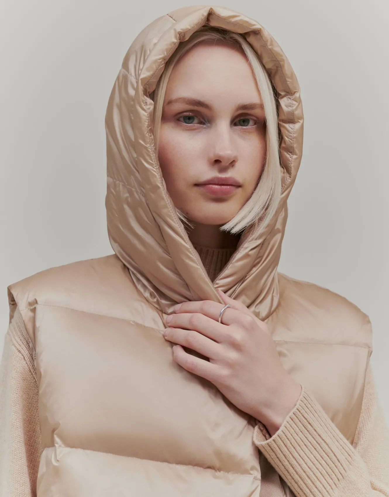 daunenweste_vausti_beige_online_bestellen_4.webp OPUS Daunenweste Vausti Beige Online Bestellen^Damen Jacken / Mäntel | Blazer / Westen