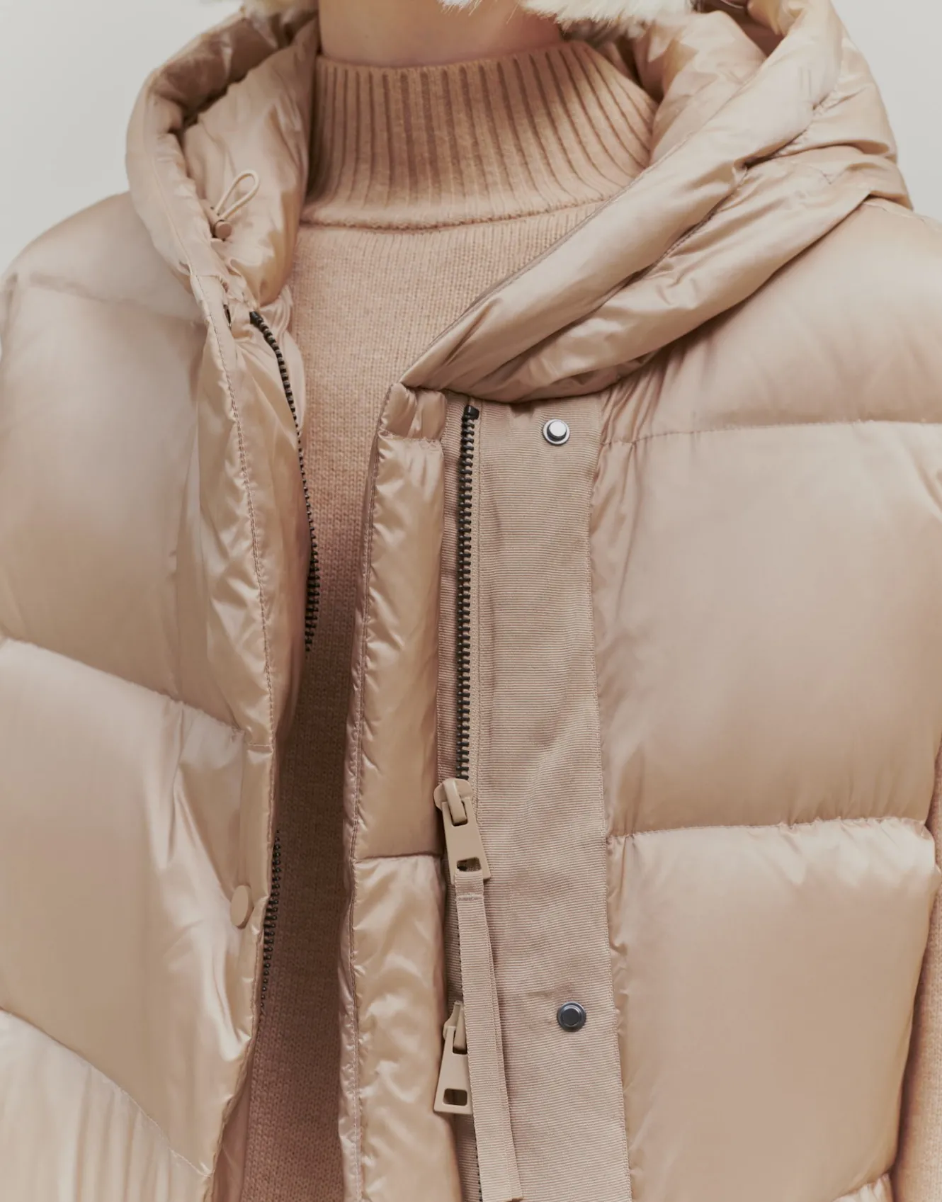 daunenweste_vausti_beige_online_bestellen_5.webp OPUS Daunenweste Vausti Beige Online Bestellen^Damen Jacken / Mäntel | Blazer / Westen