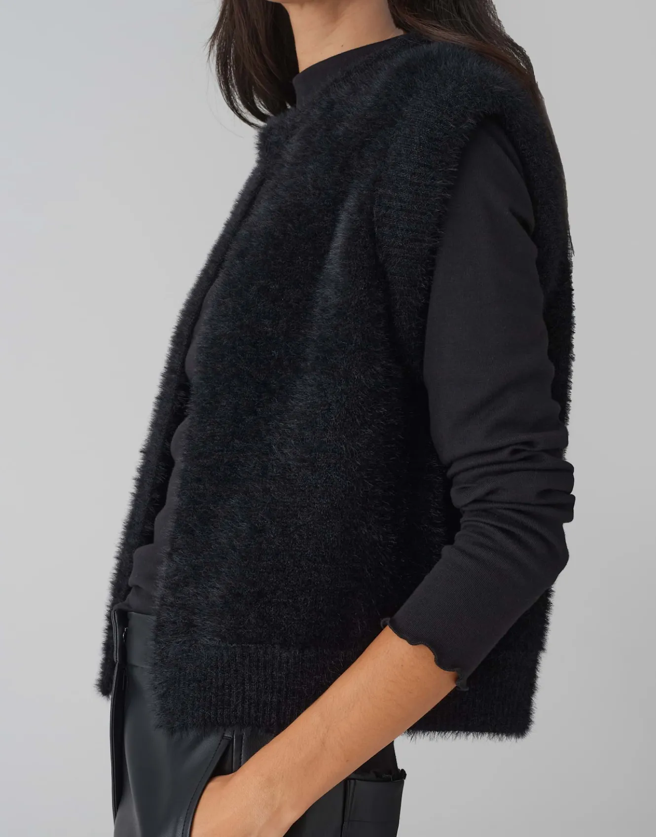 fellweste_desto_schwarz_online_bestellen_4.webp OPUS Fellweste Desto Schwarz Online Bestellen^Damen Blazer / Westen