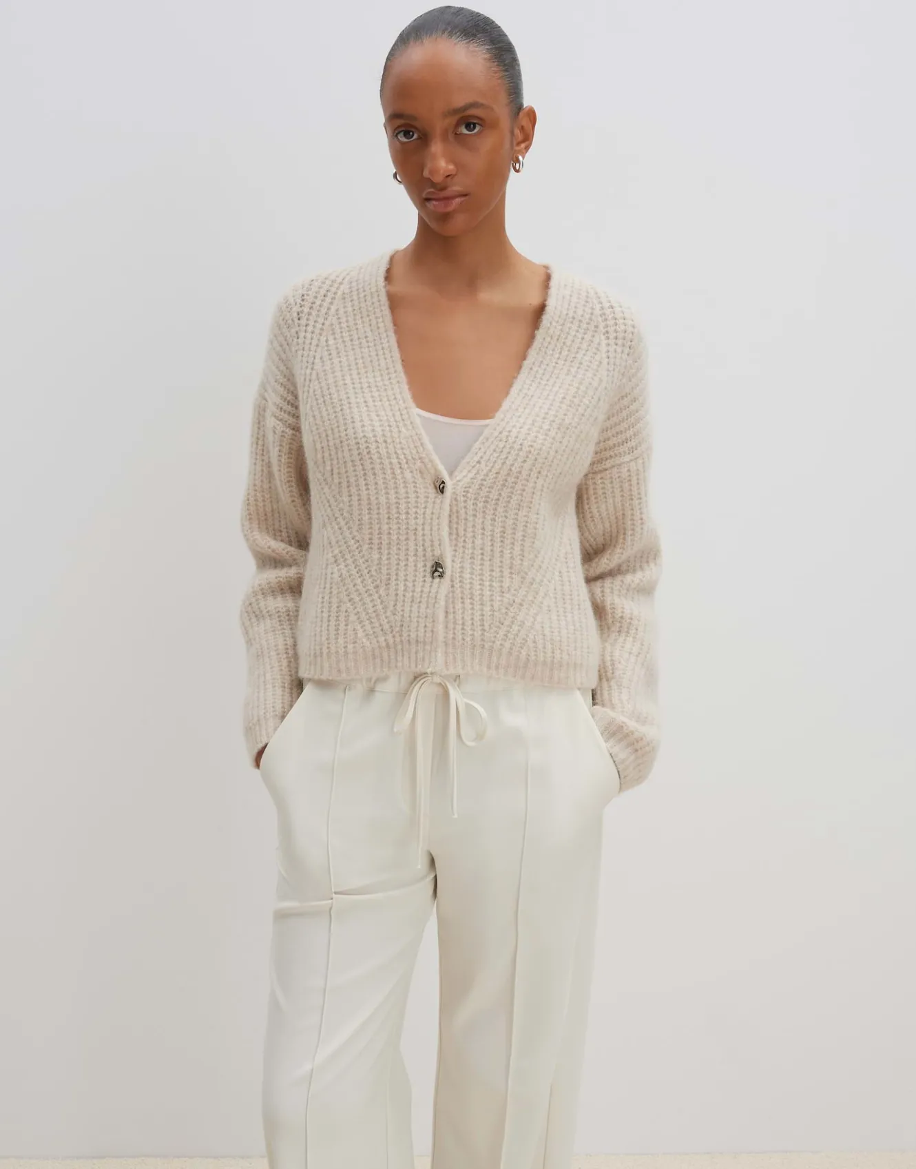 grobstrickjacke_triya_beige_online_bestellen_1.webp OPUS Grobstrickjacke Triya Beige Online Bestellen^Damen Strick