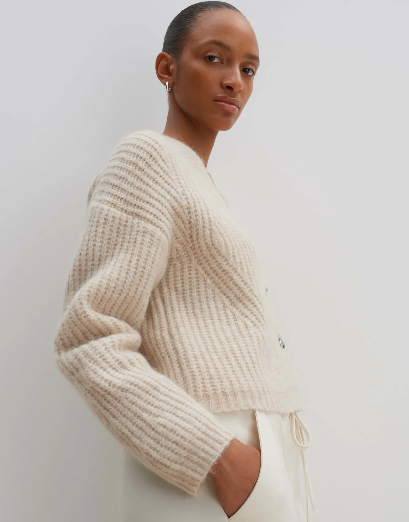 grobstrickjacke_triya_beige_online_bestellen_3.webp OPUS Grobstrickjacke Triya Beige Online Bestellen^Damen Strick
