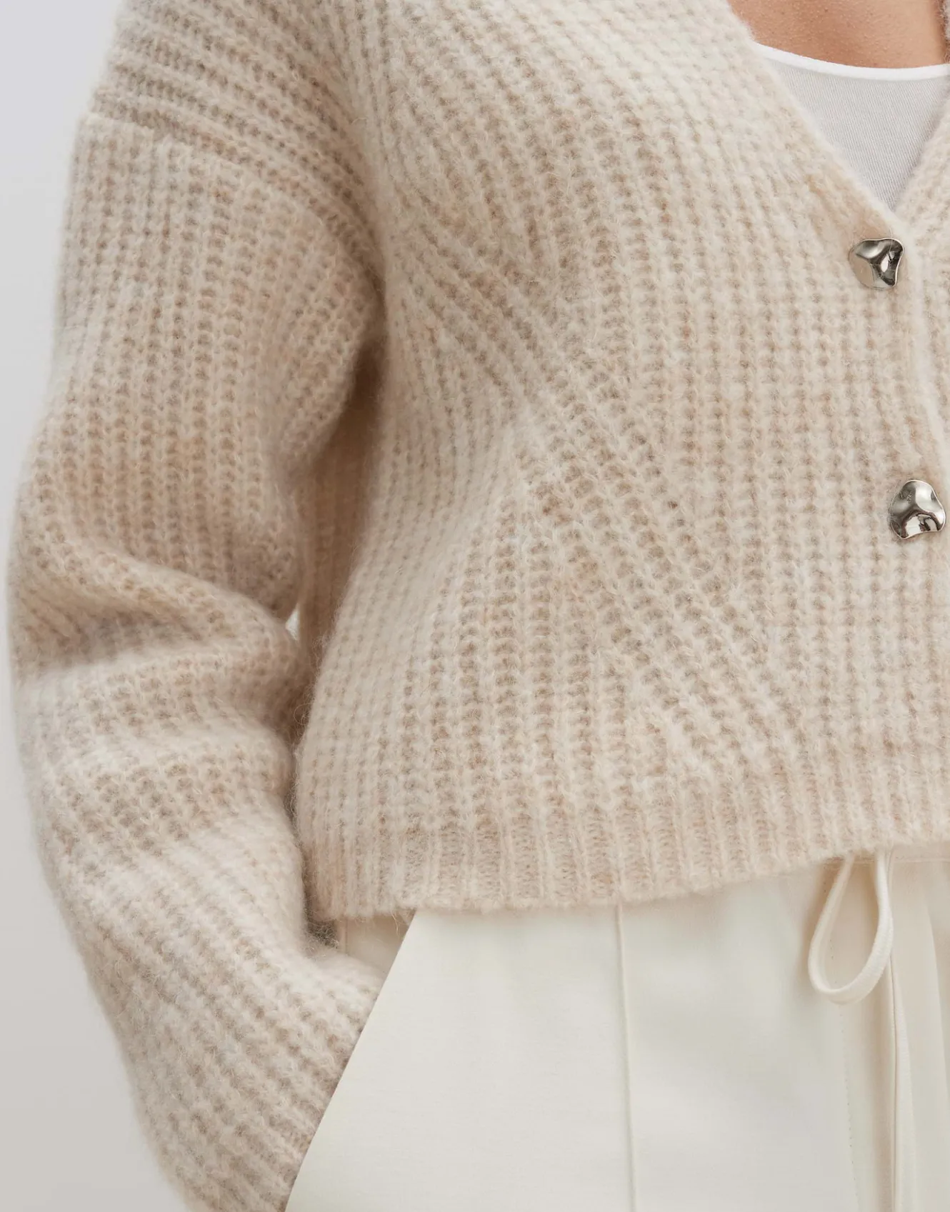 grobstrickjacke_triya_beige_online_bestellen_4.webp OPUS Grobstrickjacke Triya Beige Online Bestellen^Damen Strick