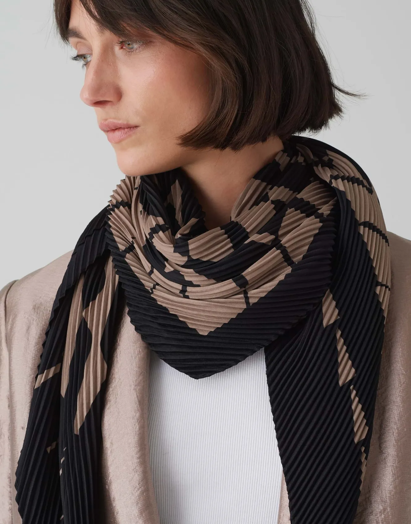 halstuch_awirla_scarf_schwarz_online_bestellen_1.webp OPUS Halstuch Awirla Scarf Schwarz Online Bestellen^Damen Accessoires