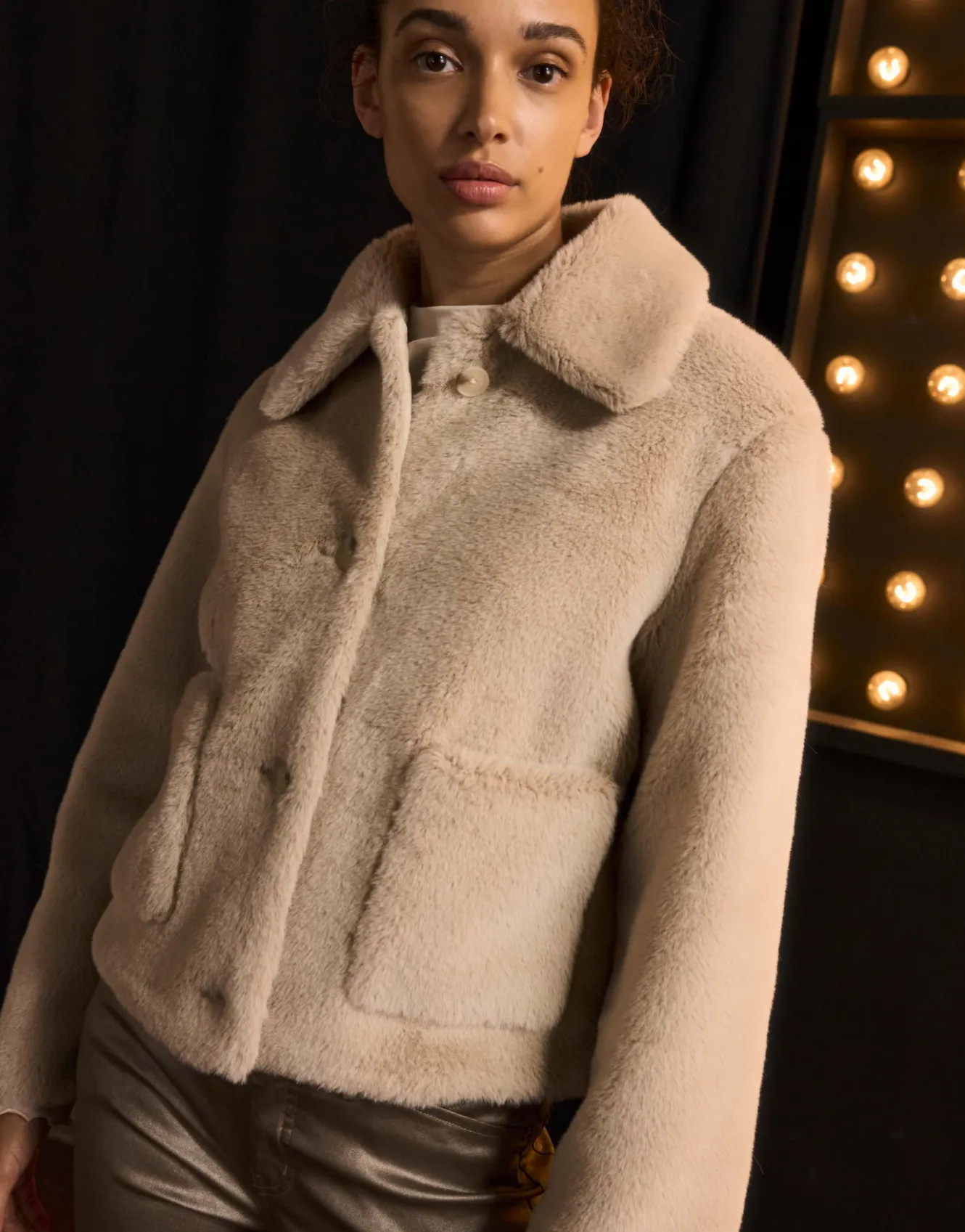 kurzjacke_herrisa_beige_online_bestellen_8.webp OPUS Kurzjacke Herrisa Beige Online Bestellen^Damen Jacken / Mäntel