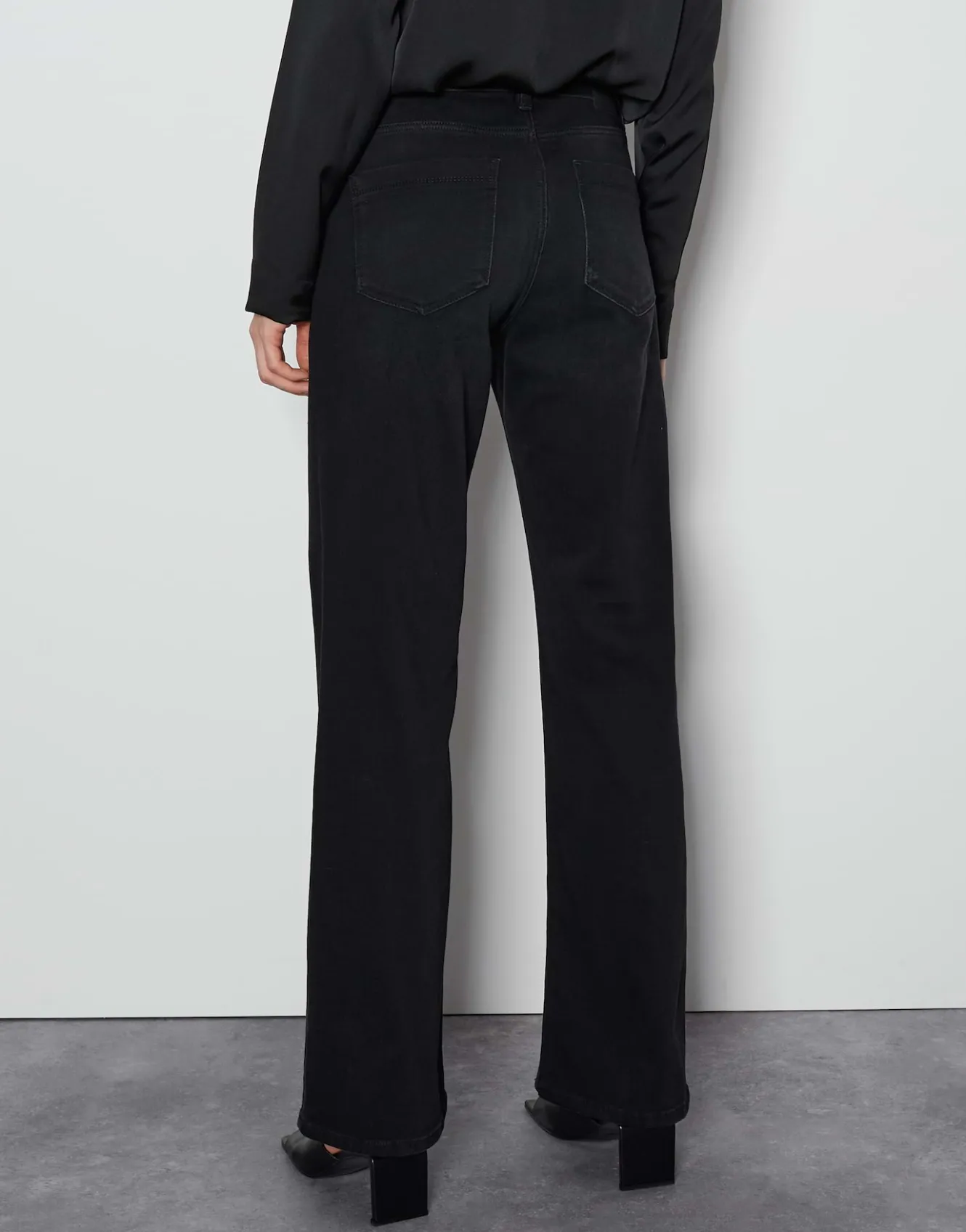 long_flared_jeans_carie_line_schwarz_online_bestellen_2.webp OPUS Long Flared Jeans Carie Line Schwarz Online Bestellen^Damen Jeans