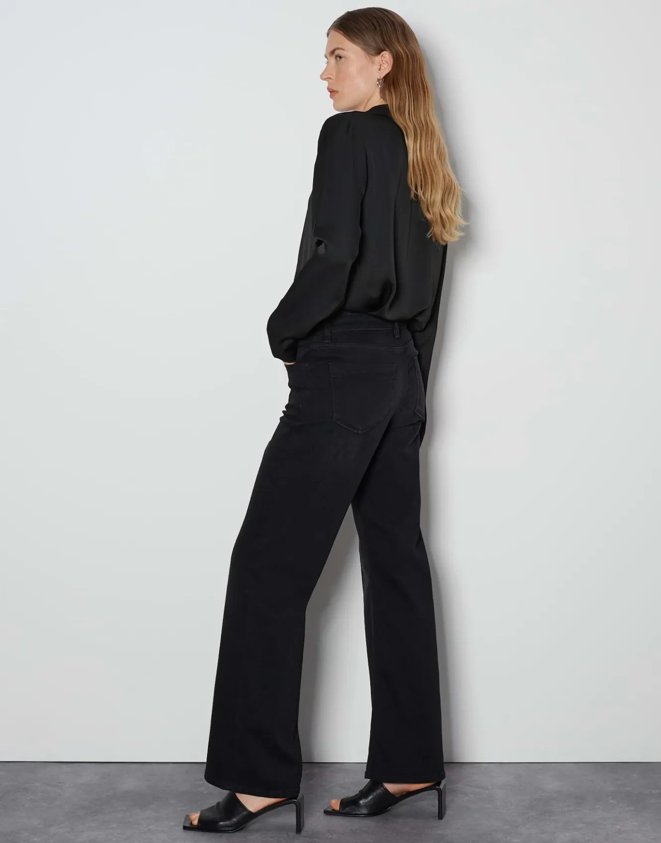 long_flared_jeans_carie_line_schwarz_online_bestellen_3.webp OPUS Long Flared Jeans Carie Line Schwarz Online Bestellen^Damen Jeans