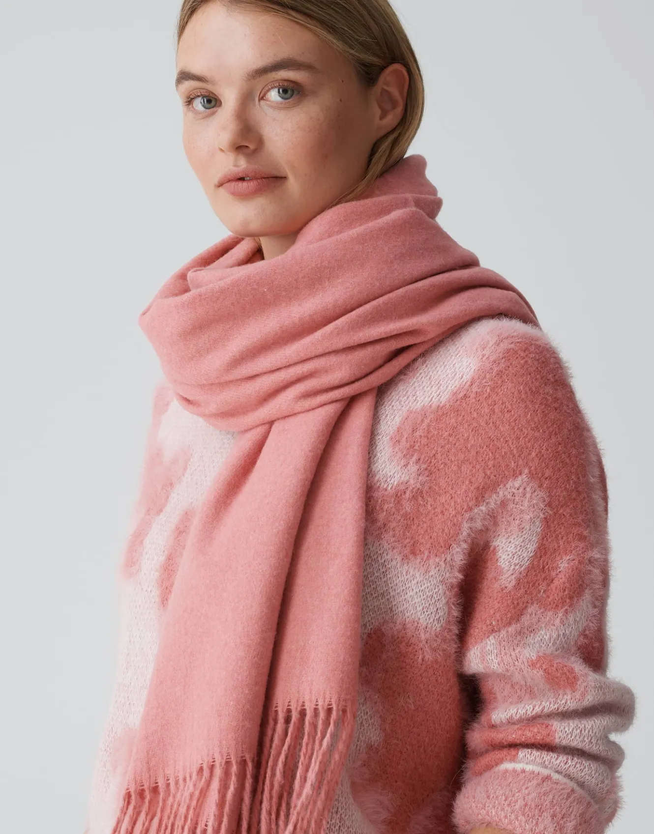 oversize_schal_anell_scarf_ros_online_bestellen_1.webp OPUS Oversize Schal Anell Scarf Rosé Online Bestellen^Damen Accessoires