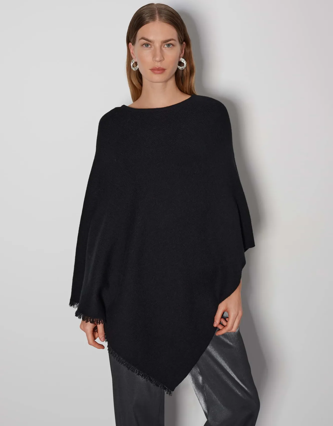 poncho_babiene_cape_schwarz_online_bestellen_1.webp OPUS Poncho Babiene Cape Schwarz Online Bestellen^Damen Strick | Accessoires