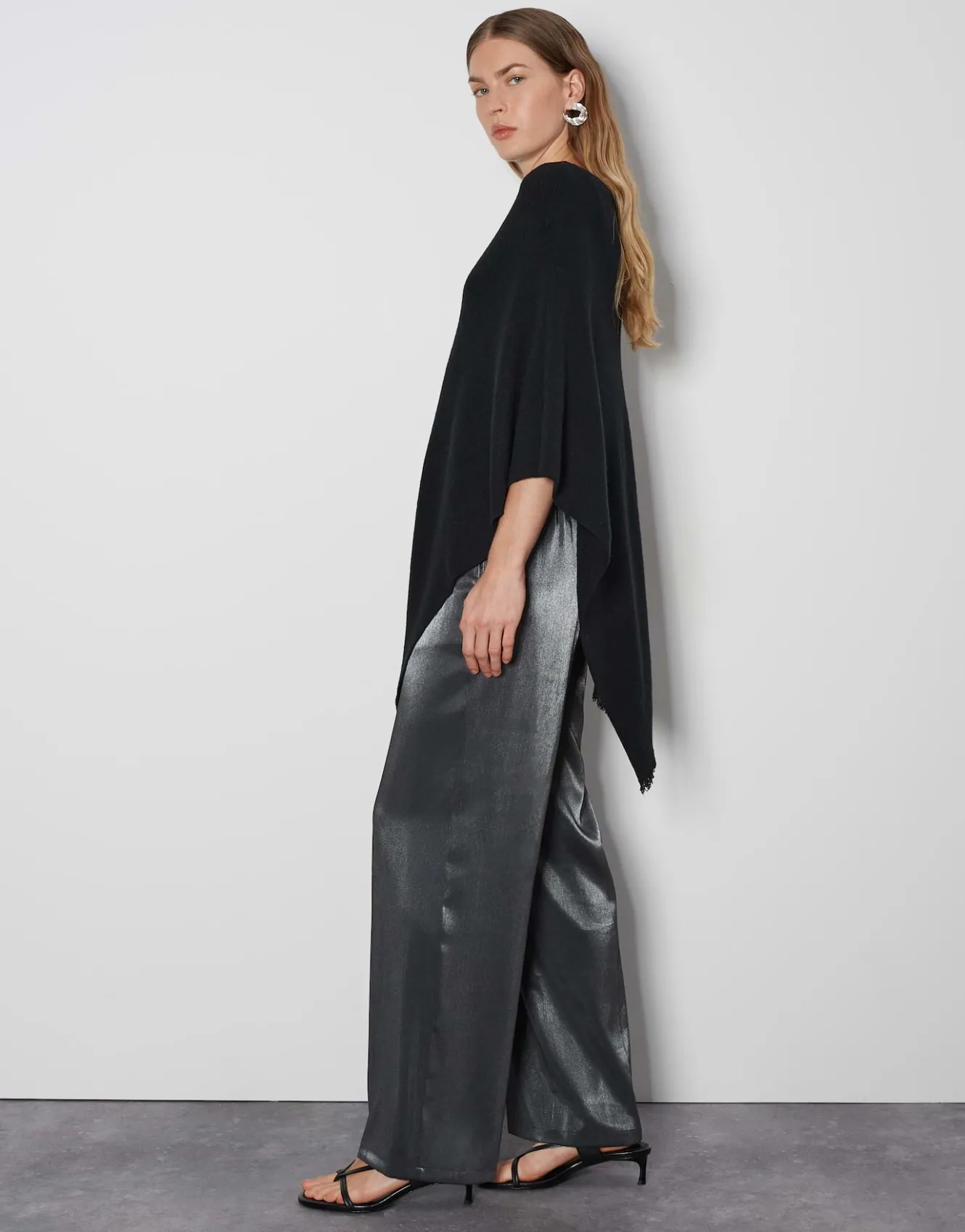 poncho_babiene_cape_schwarz_online_bestellen_3.webp OPUS Poncho Babiene Cape Schwarz Online Bestellen^Damen Strick | Accessoires