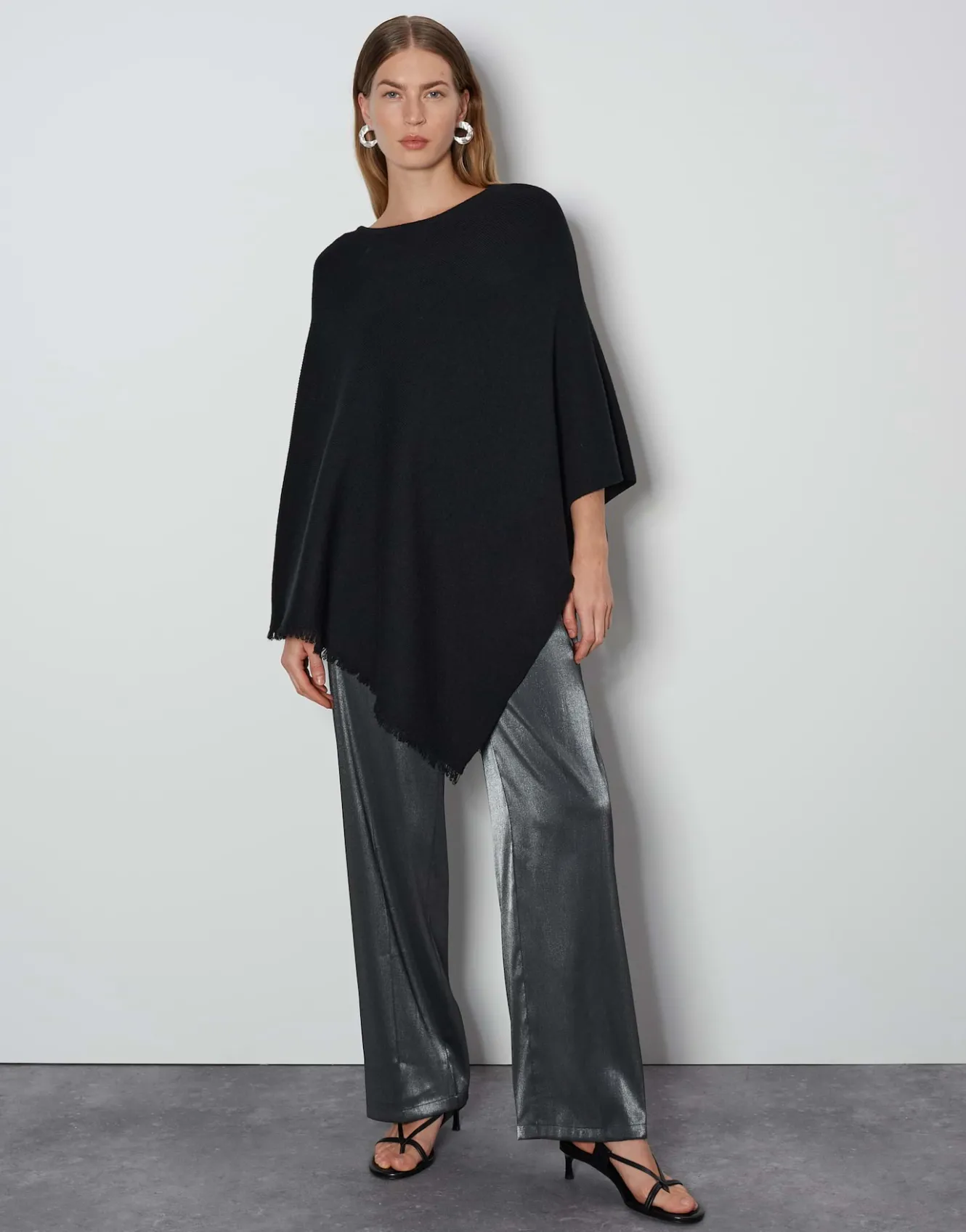 poncho_babiene_cape_schwarz_online_bestellen_5.webp OPUS Poncho Babiene Cape Schwarz Online Bestellen^Damen Strick | Accessoires