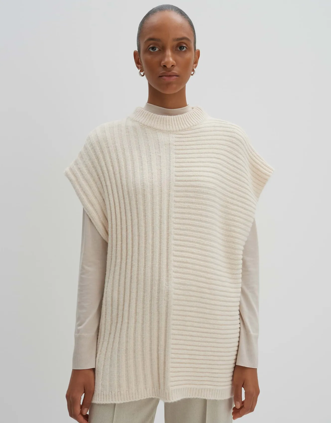 poncho_belony_cape_wei_online_bestellen_1.webp OPUS Poncho Belony Cape Weiß Online Bestellen^Damen Accessoires