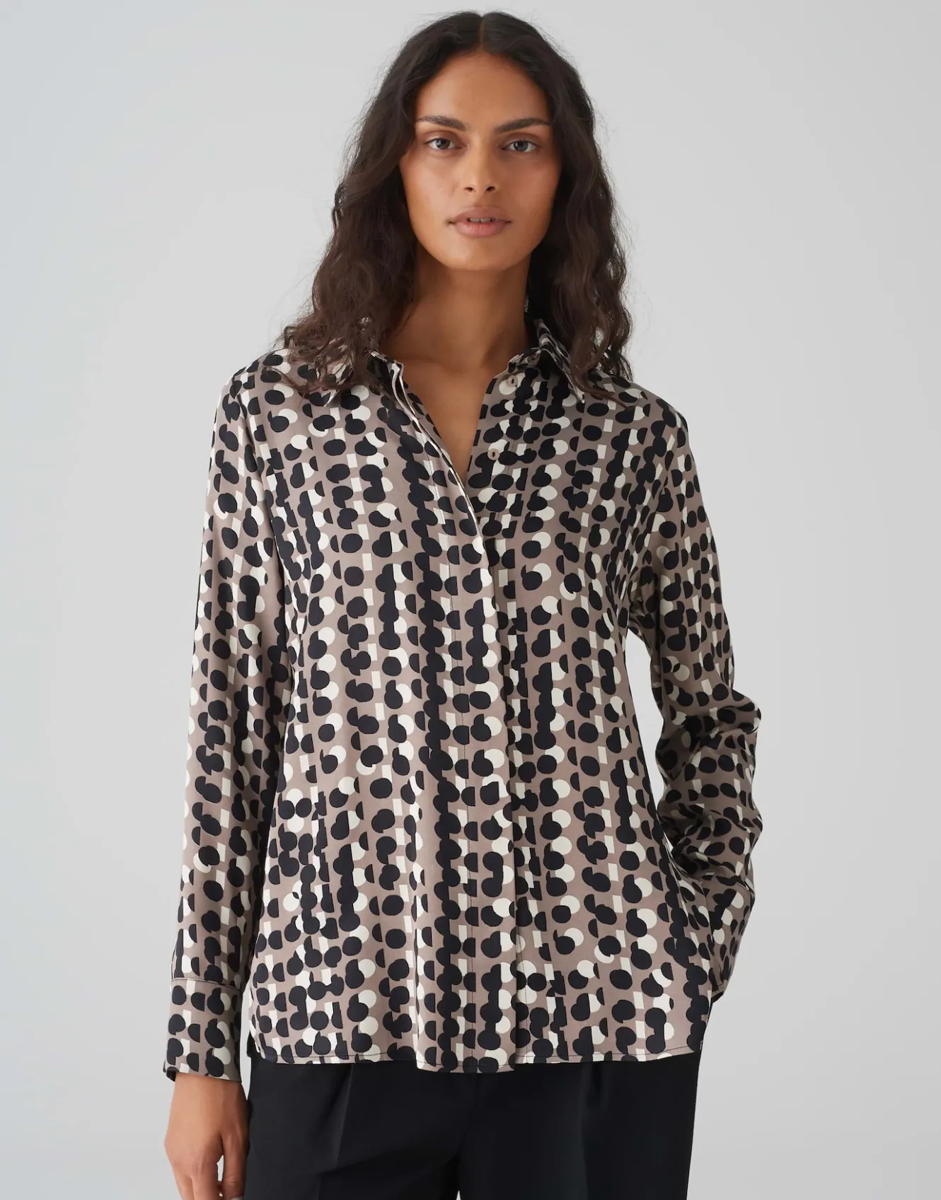 satinbluse_fosmo_braun_online_bestellen_1.webp OPUS Satinbluse Fosmo Braun Online Bestellen^Damen Blusen