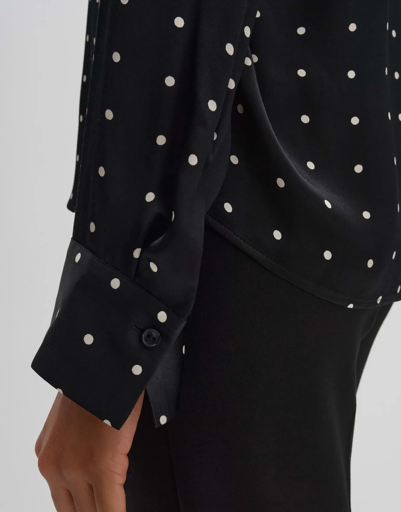 satinbluse_zilow_schwarz_online_bestellen_5.webp OPUS Satinbluse Zilow Schwarz Online Bestellen^Damen Blusen