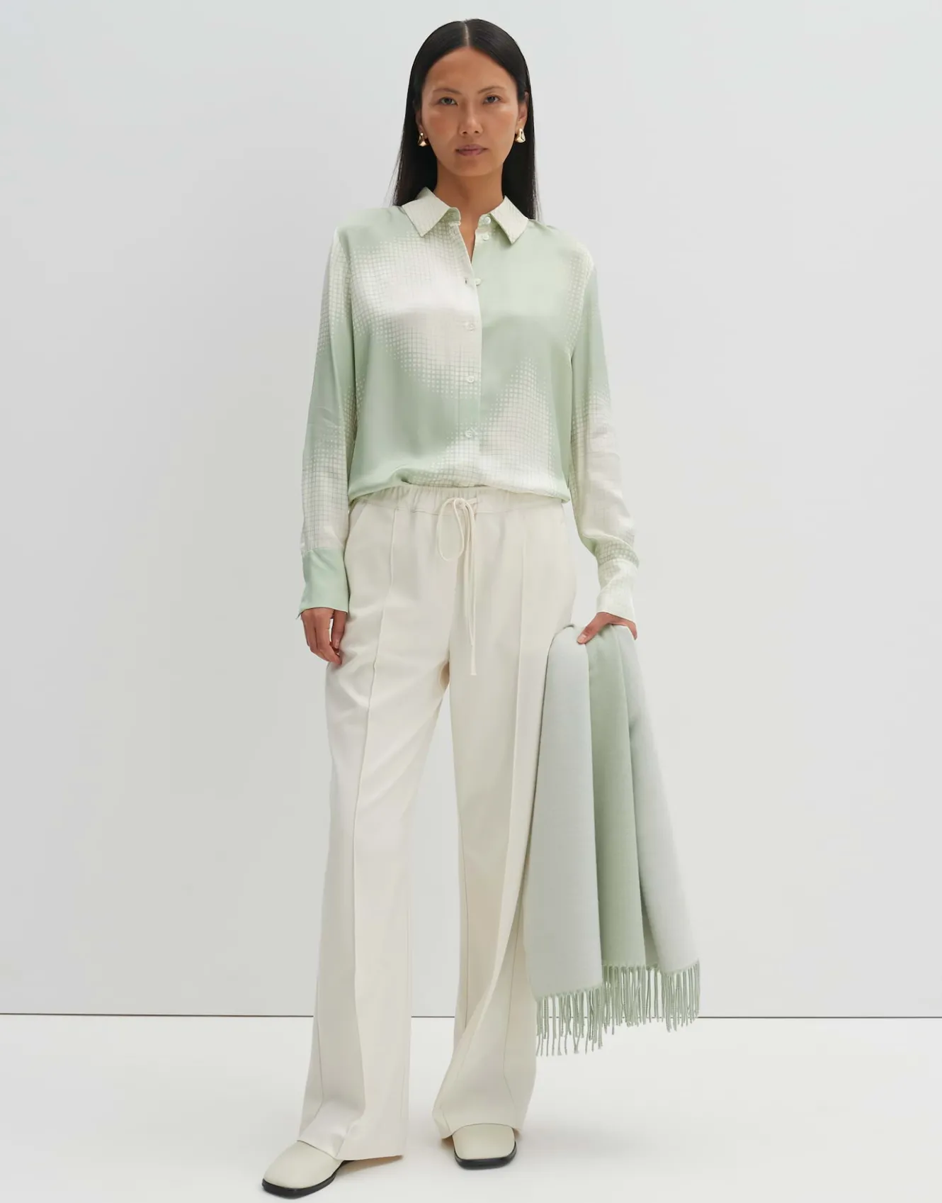 satinbluse_zisakia_grn_online_bestellen_0.webp OPUS Satinbluse Zisakia Grün Online Bestellen^Damen Blusen