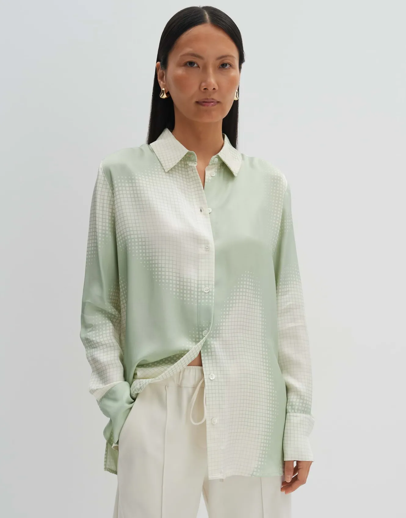 satinbluse_zisakia_grn_online_bestellen_1.webp OPUS Satinbluse Zisakia Grün Online Bestellen^Damen Blusen