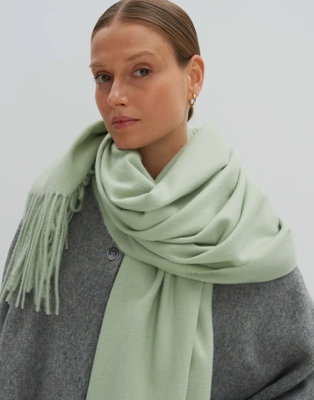 schal_barula_long_grn_online_bestellen_1.webp OPUS Schal Barula Long Grün Online Bestellen^Damen Accessoires