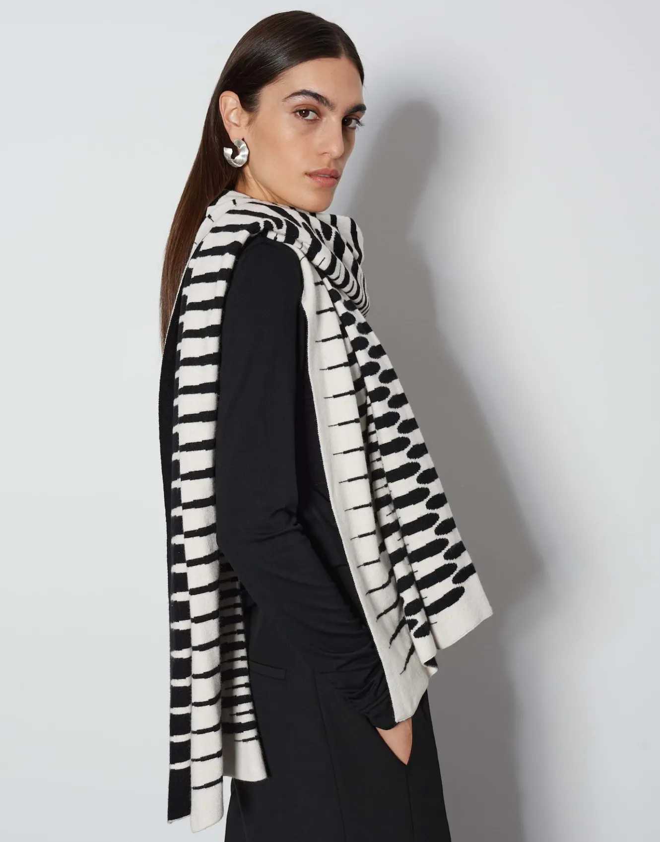 schal_belotta_scarf_schwarz_online_bestellen_1.webp OPUS Schal Belotta Scarf Schwarz Online Bestellen^Damen Accessoires