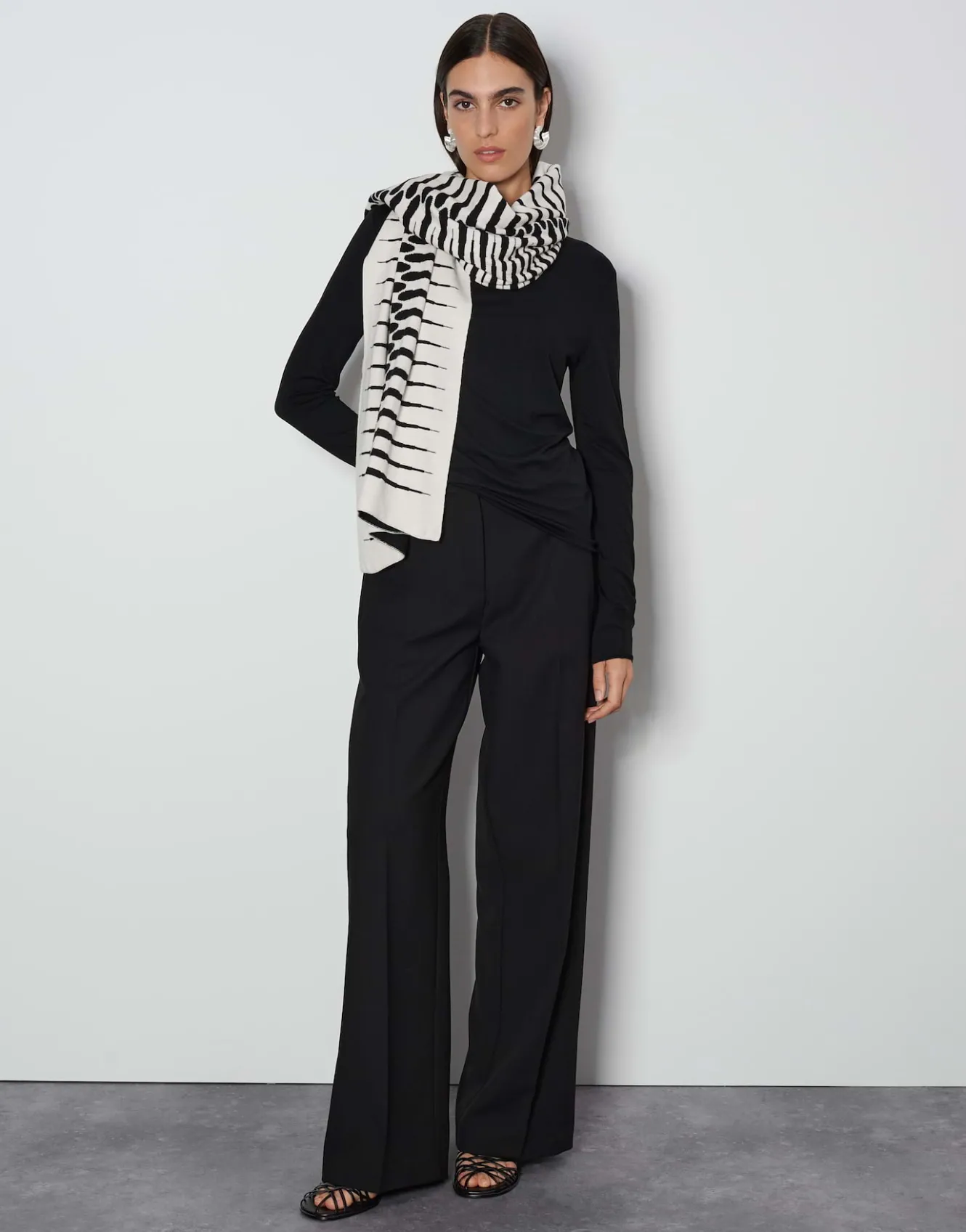 schal_belotta_scarf_schwarz_online_bestellen_2.webp OPUS Schal Belotta Scarf Schwarz Online Bestellen^Damen Accessoires