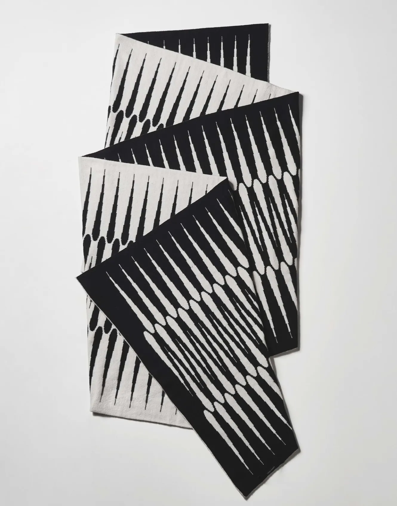 schal_belotta_scarf_schwarz_online_bestellen_4.webp OPUS Schal Belotta Scarf Schwarz Online Bestellen^Damen Accessoires