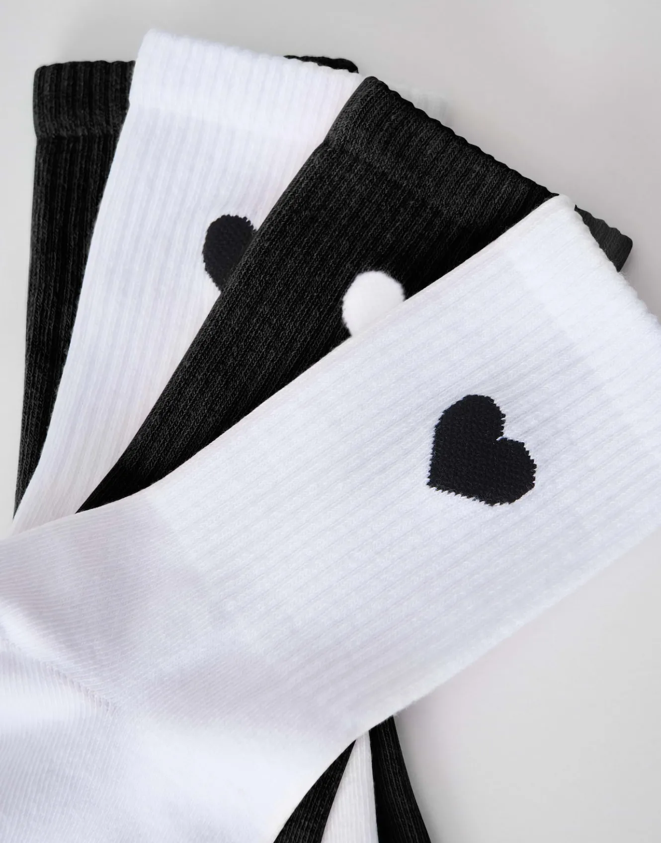 socke_yennis_heart_schwarz_online_bestellen_7.webp OPUS Socke Yennis Heart Schwarz Online Bestellen^Damen Accessoires