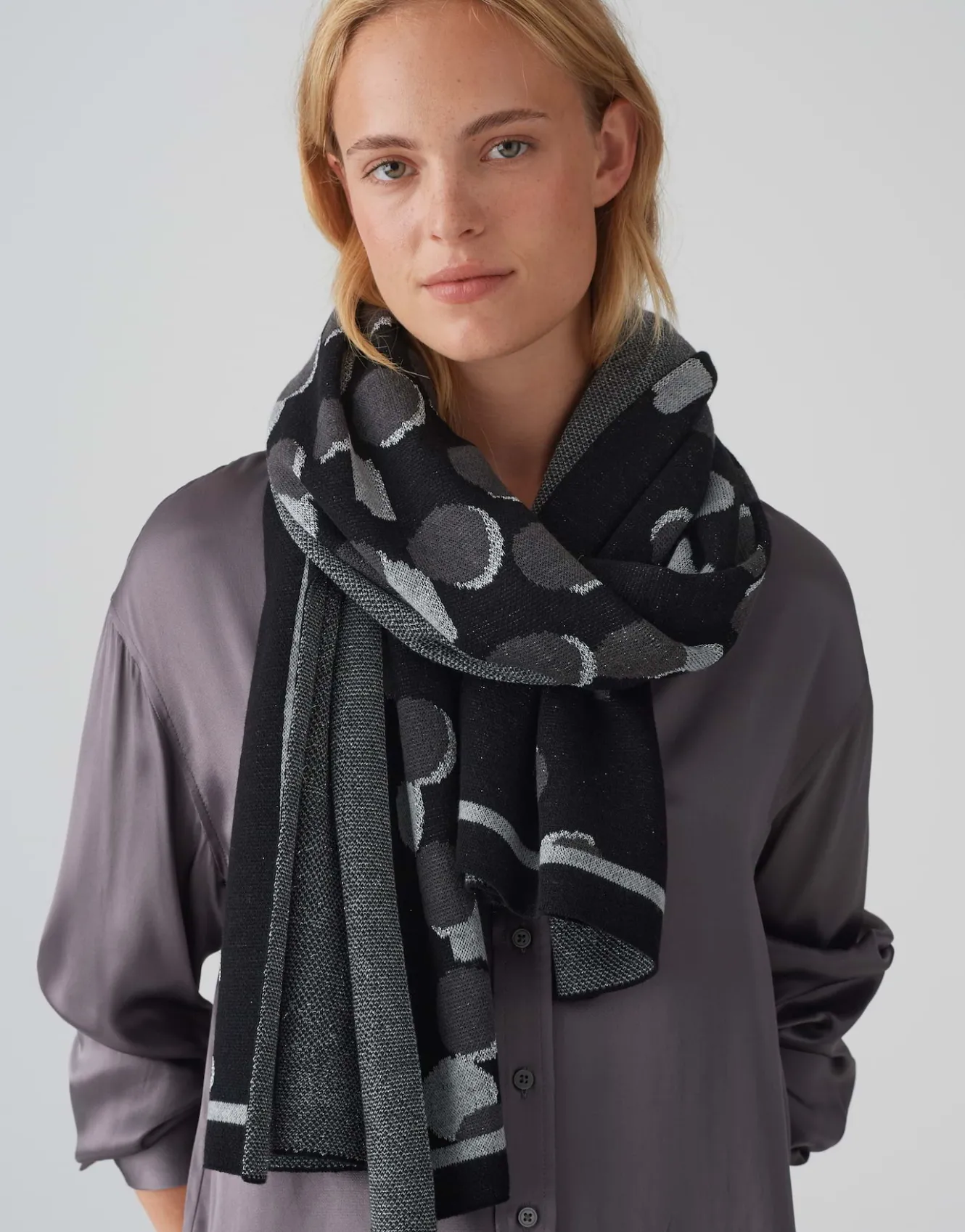 strickschal_acosmico_scarf_schwarz_online_bestellen_1.webp OPUS Strickschal Acosmico Scarf Schwarz Online Bestellen^Damen Accessoires