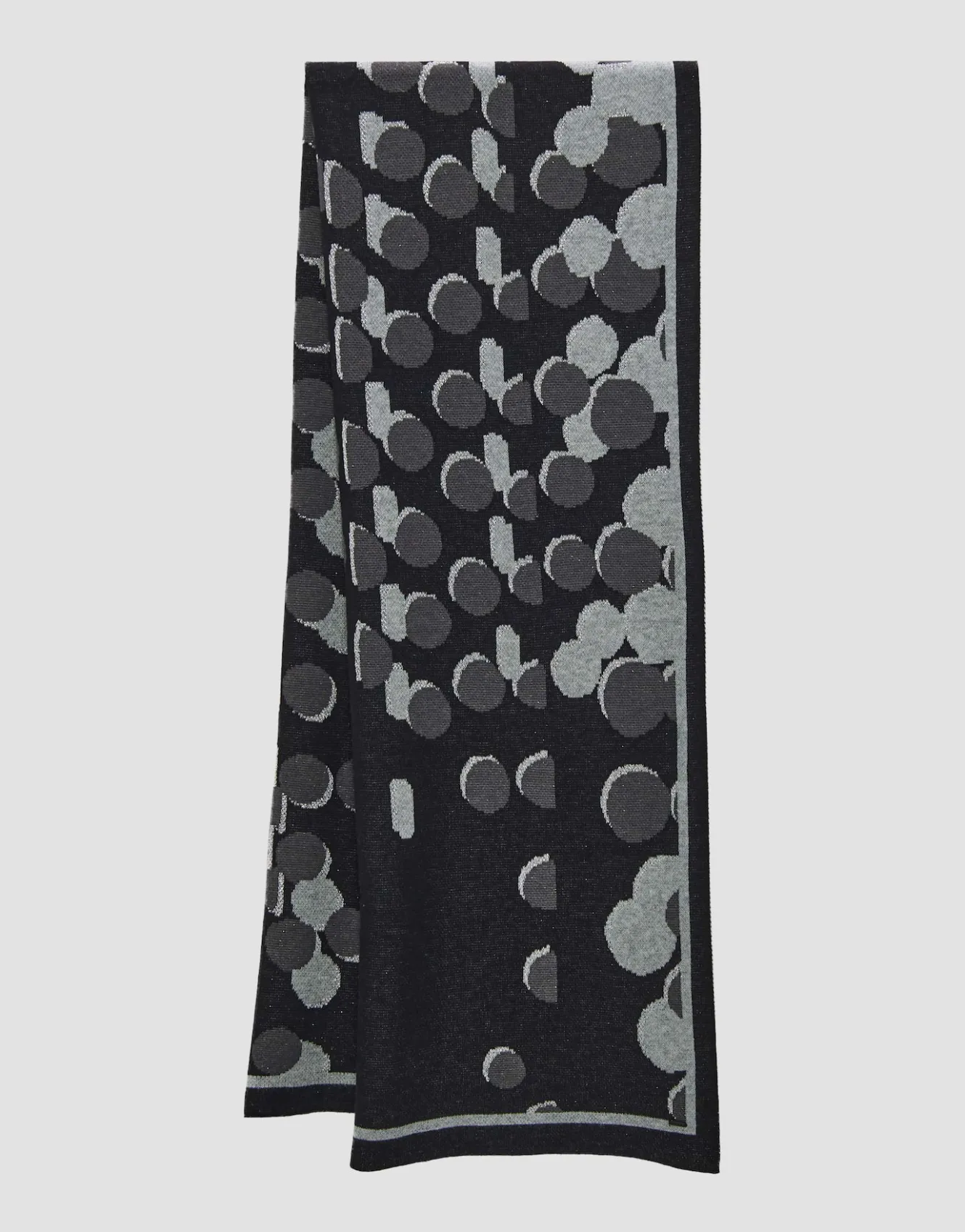 strickschal_acosmico_scarf_schwarz_online_bestellen_4.webp OPUS Strickschal Acosmico Scarf Schwarz Online Bestellen^Damen Accessoires