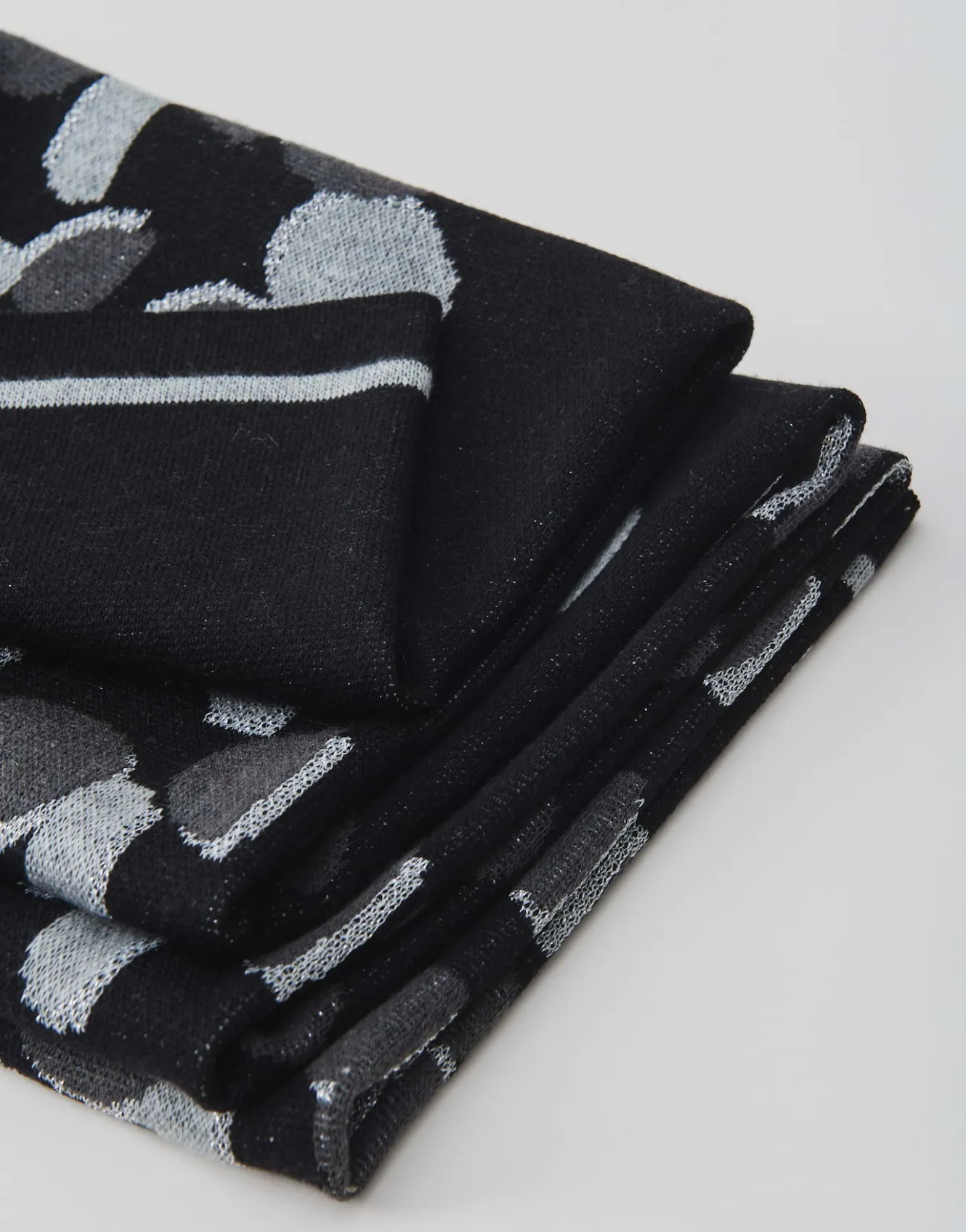 strickschal_acosmico_scarf_schwarz_online_bestellen_6.webp OPUS Strickschal Acosmico Scarf Schwarz Online Bestellen^Damen Accessoires