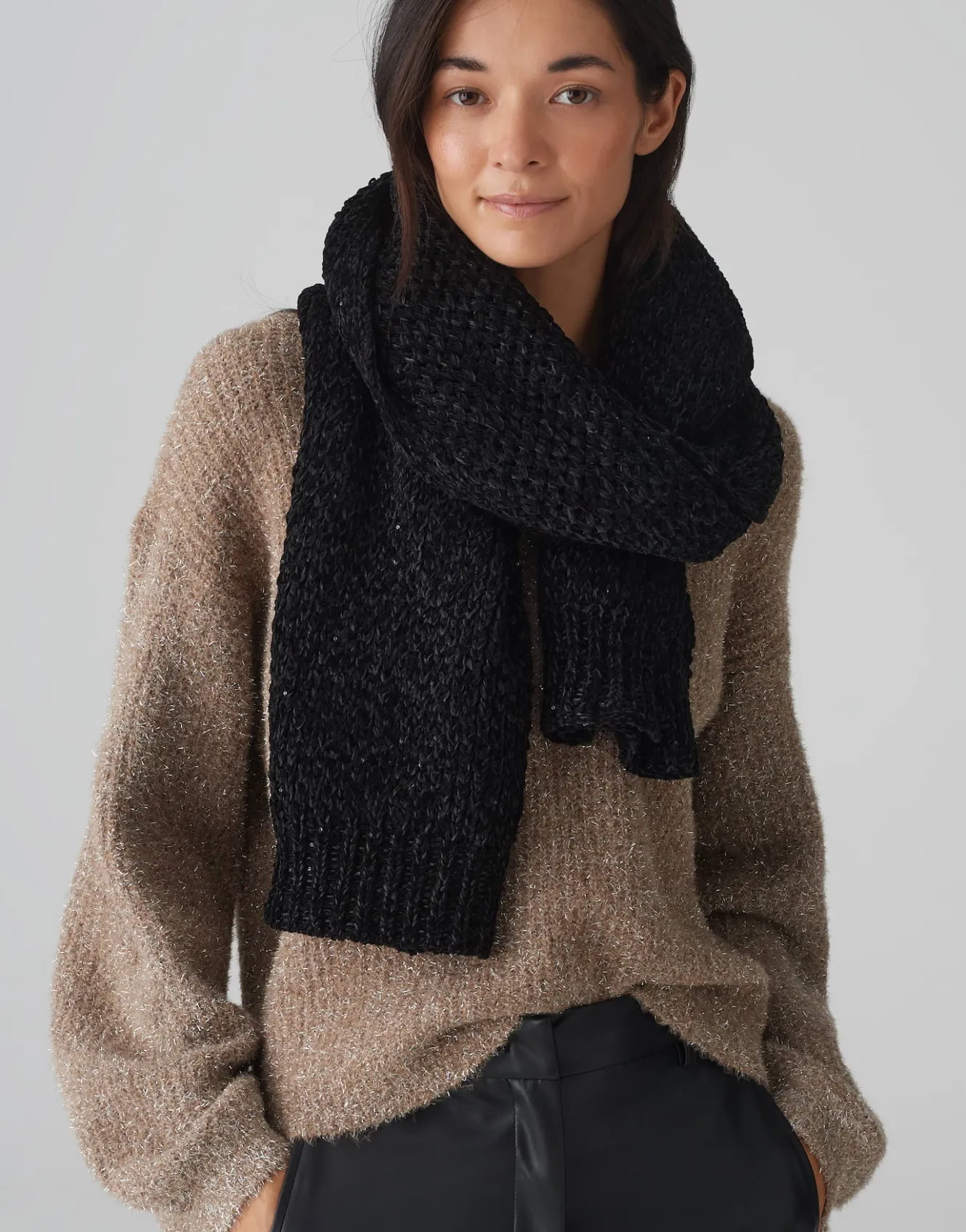 strickschal_avelvi_spark_schwarz_online_bestellen_1.webp OPUS Strickschal Avelvi Spark Schwarz Online Bestellen^Damen Accessoires