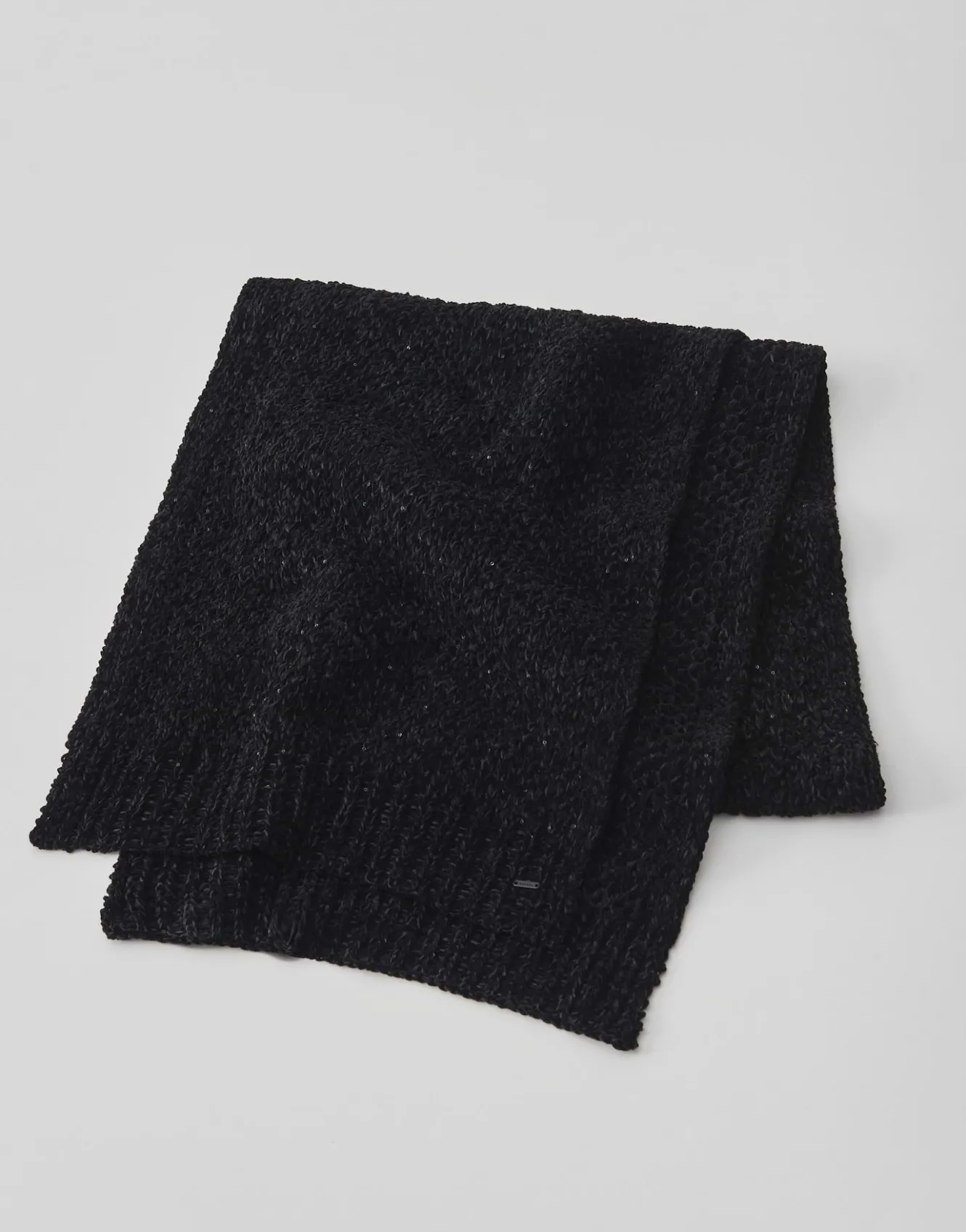 strickschal_avelvi_spark_schwarz_online_bestellen_4.webp OPUS Strickschal Avelvi Spark Schwarz Online Bestellen^Damen Accessoires