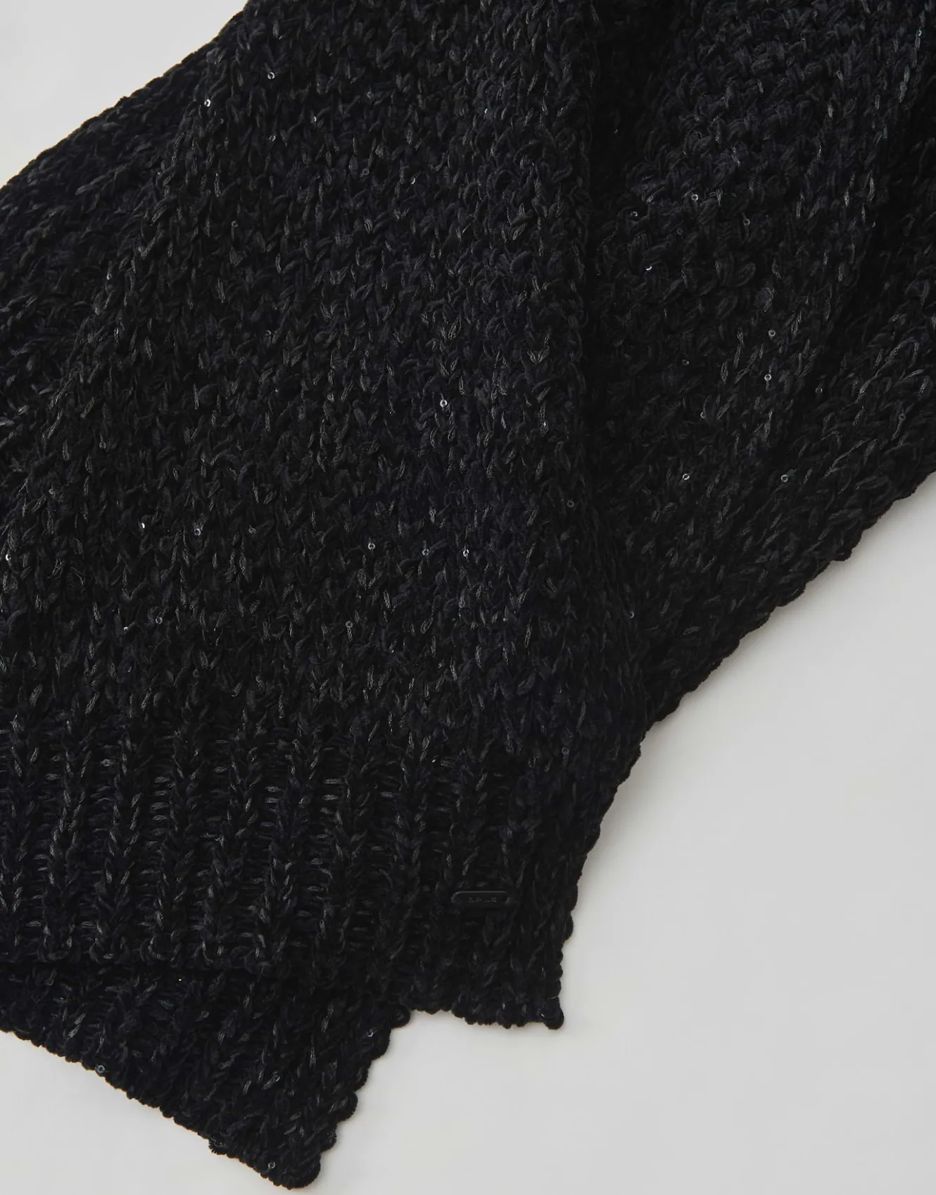 strickschal_avelvi_spark_schwarz_online_bestellen_5.webp OPUS Strickschal Avelvi Spark Schwarz Online Bestellen^Damen Accessoires