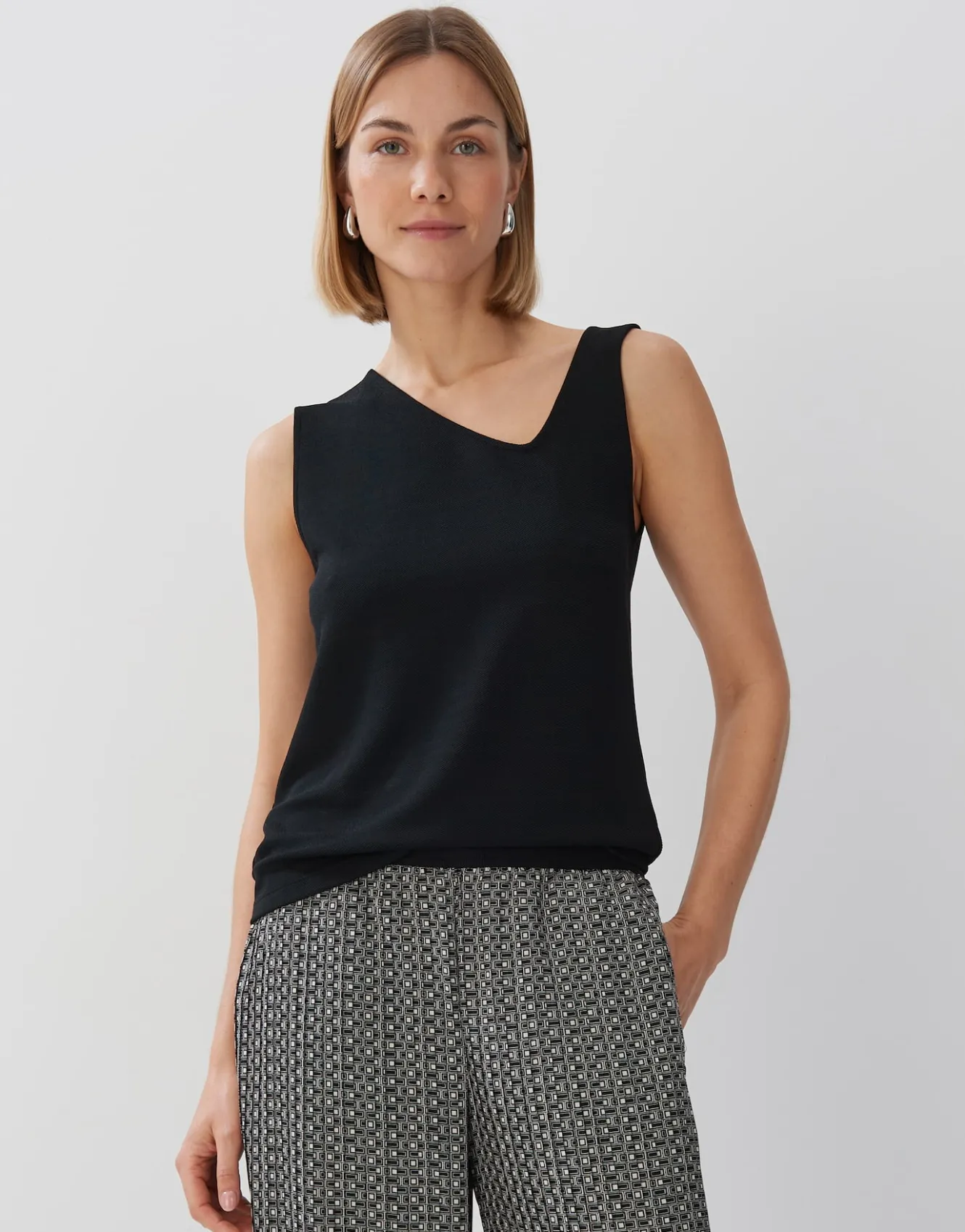 top_kitani_schwarz_online_bestellen_1.webp OPUS Top Kitani Schwarz Online Bestellen^Damen Shirts