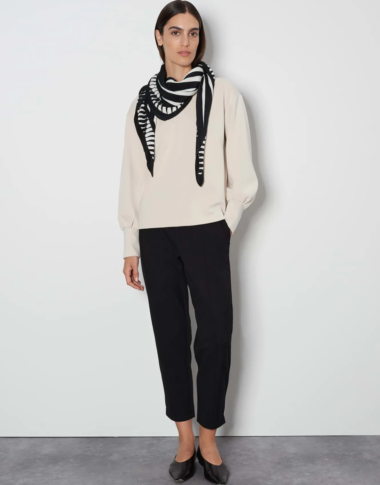 tuch_bienna_scarf_schwarz_online_bestellen_2.webp OPUS Tuch Bienna Scarf Schwarz Online Bestellen^Damen Accessoires
